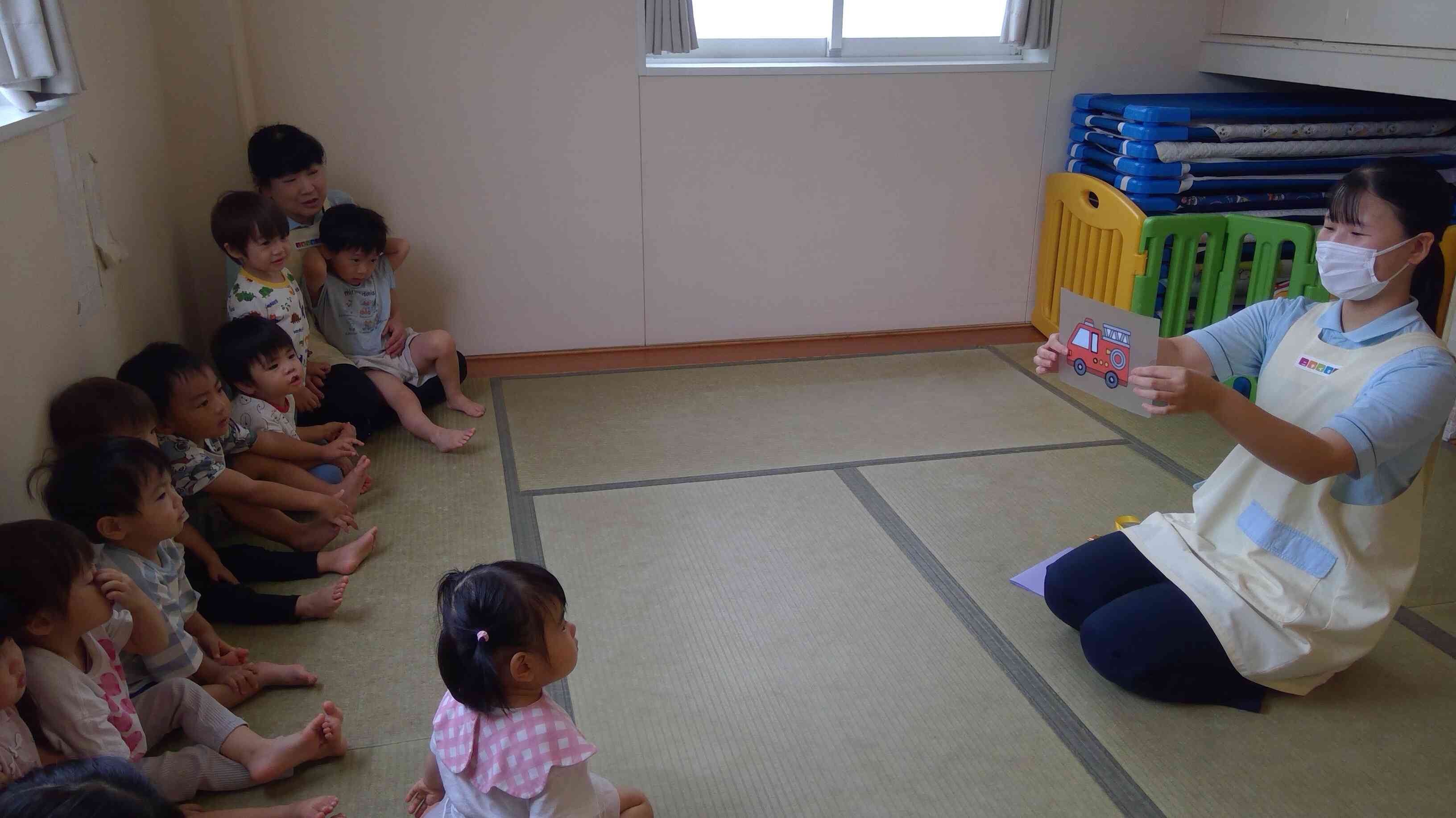 保育者からのプレゼントは乗り物クイズでした。