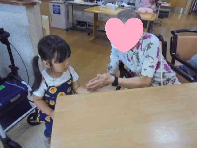 おばあちゃんのあったかい両手に包まれて嬉しかったね。