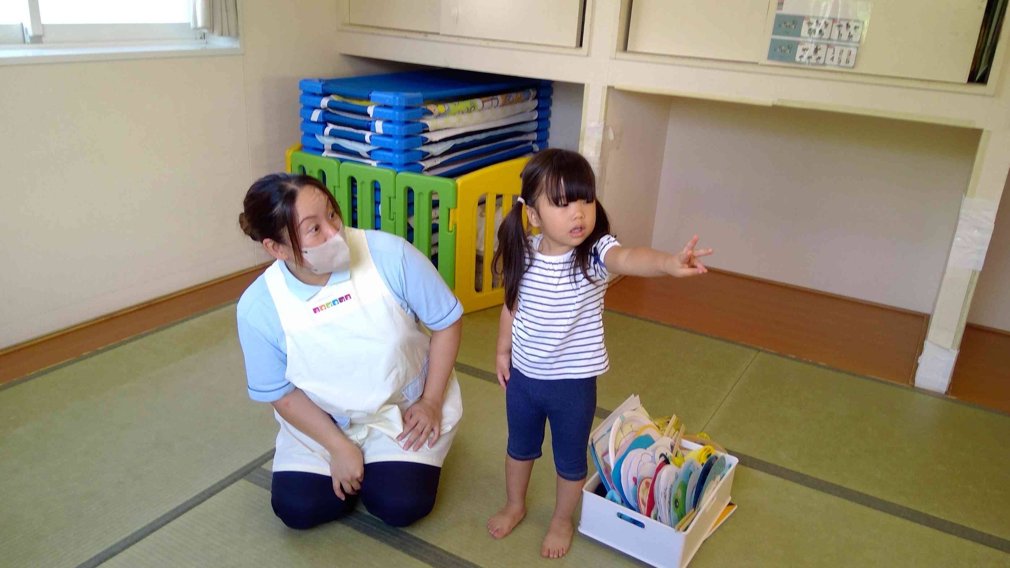 保育者の「何歳になりましたか？」の質問に、上手に指で教えてくれましたよ。