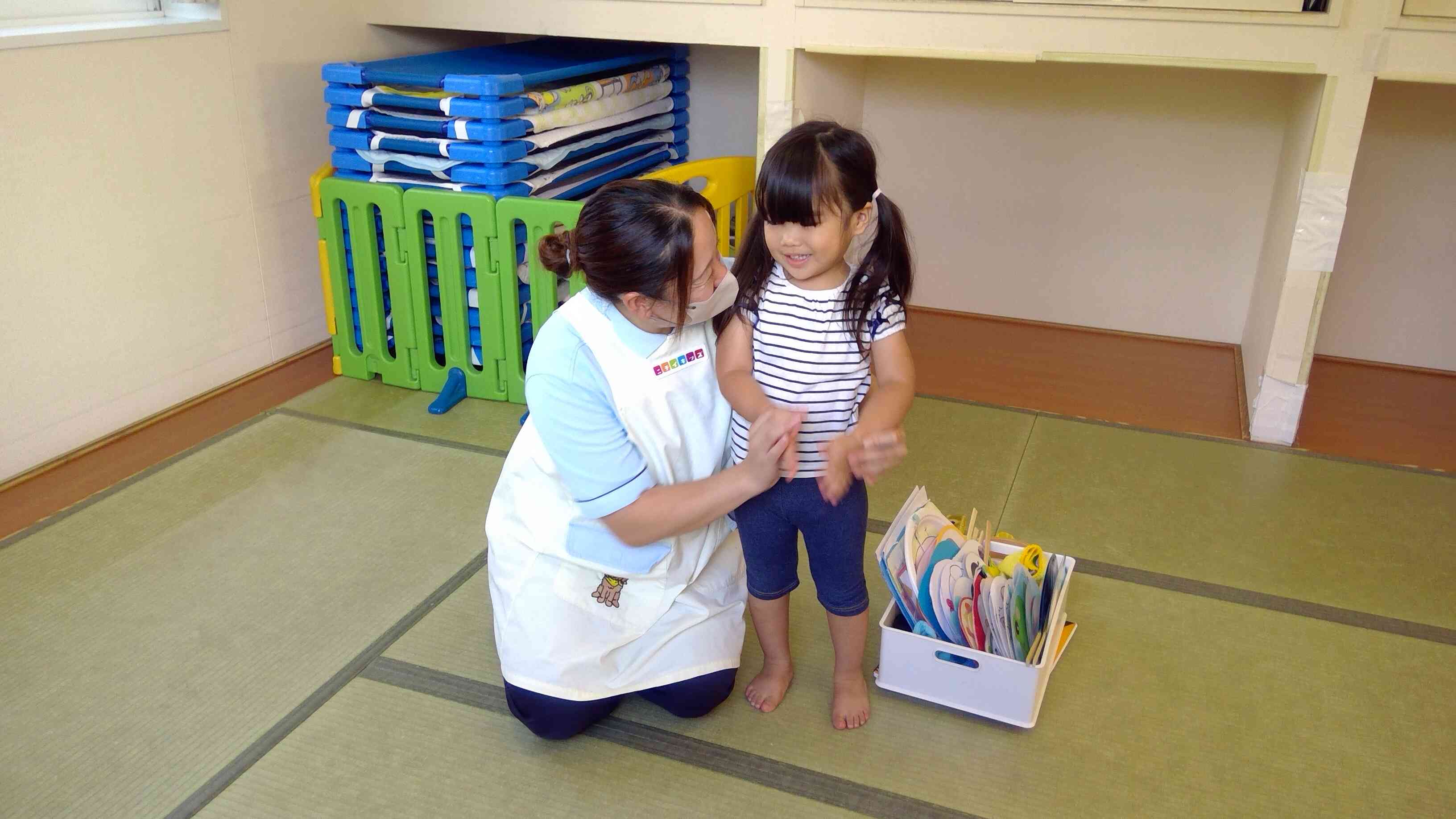 「今日お誕生日のおともだちー〇〇ちゃん」と呼ばれて、ニコニコで保育者の傍にきてくれました。