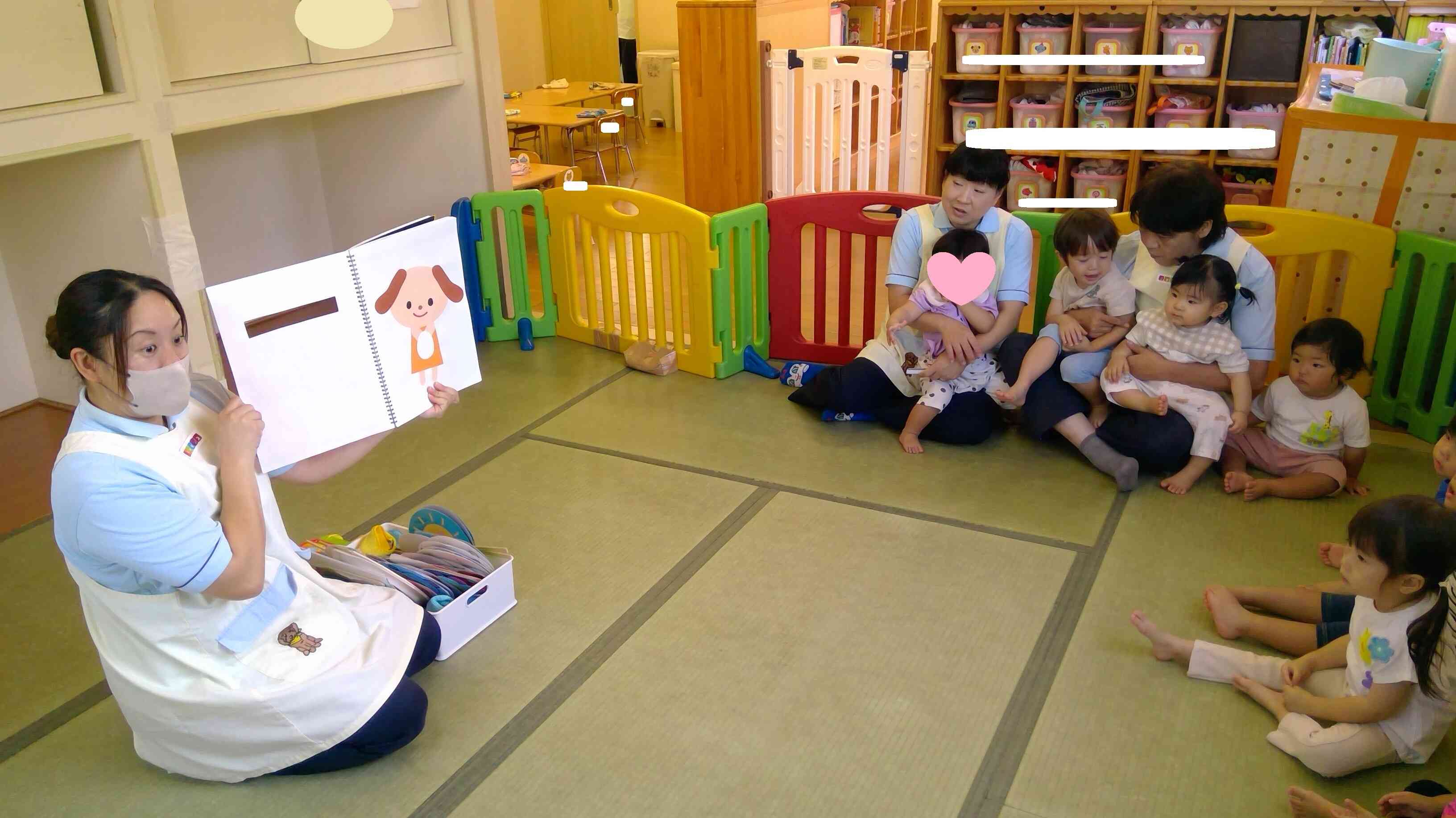 保育者からのプレゼントは、「トントントン、だれですかー？」のスケッチブックシアターでした。