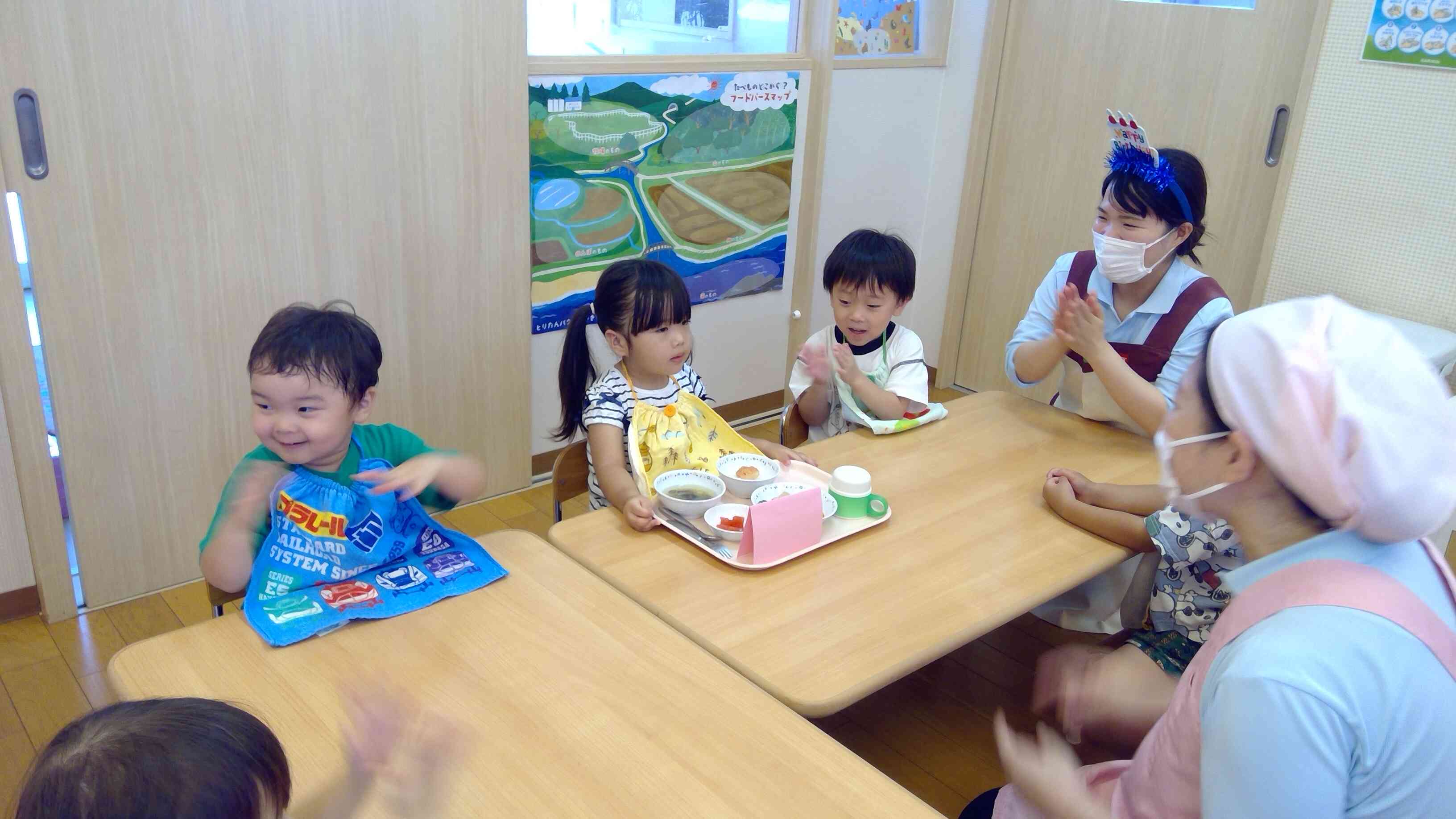 給食の先生がバースデー給食を持ってきてくれました。