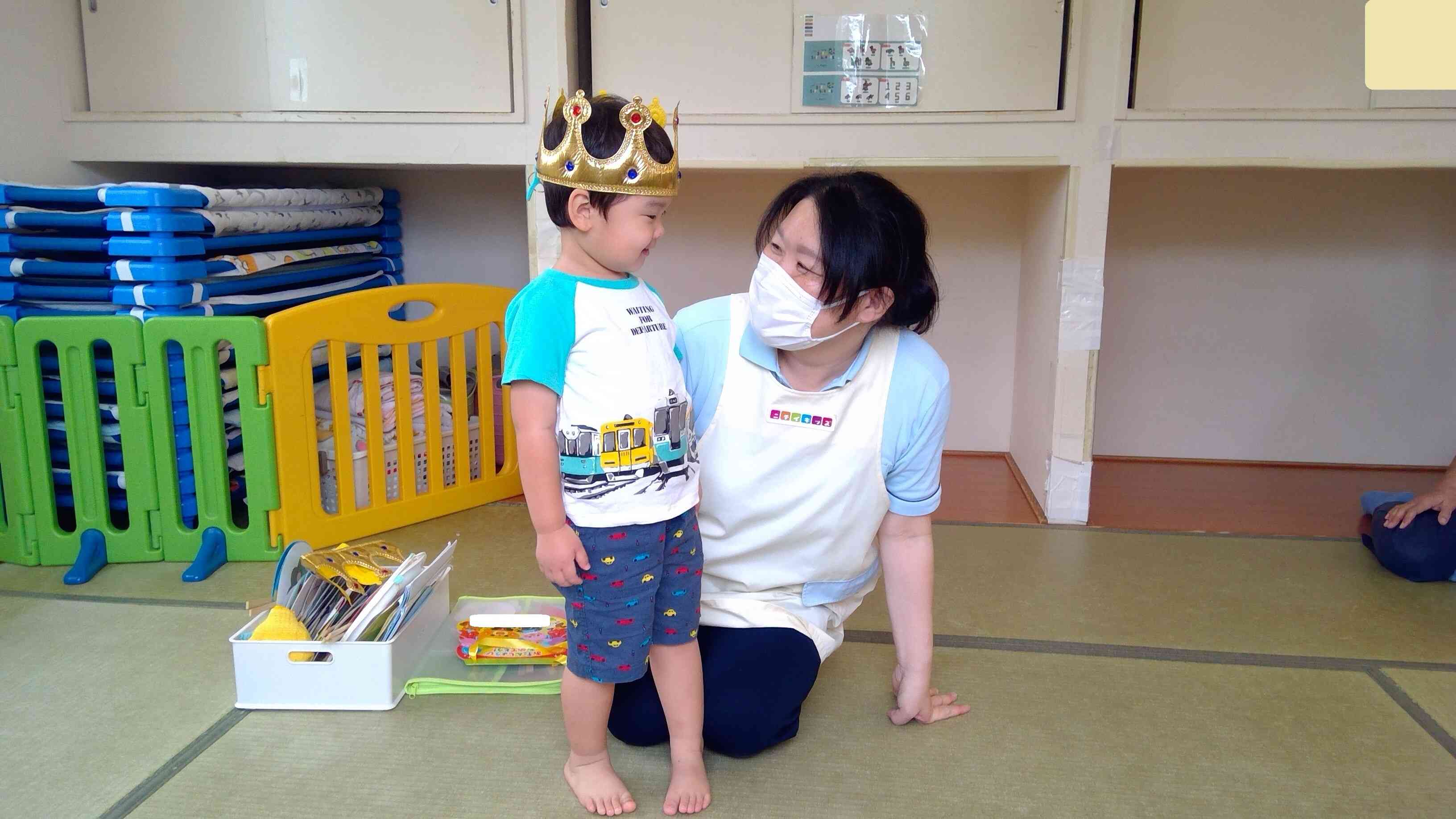 「今日お誕生日の〇〇くーん」と呼ばれて、とっても嬉しそうに保育者の傍に来てくれました。
