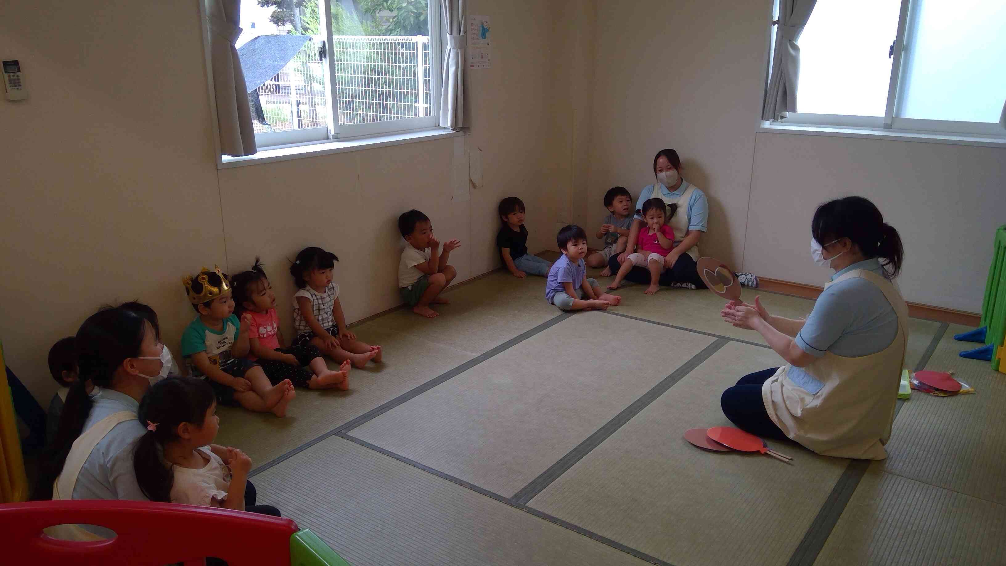 保育者からのプレゼントは、どんぐりさんが出てくるペープサートでした。