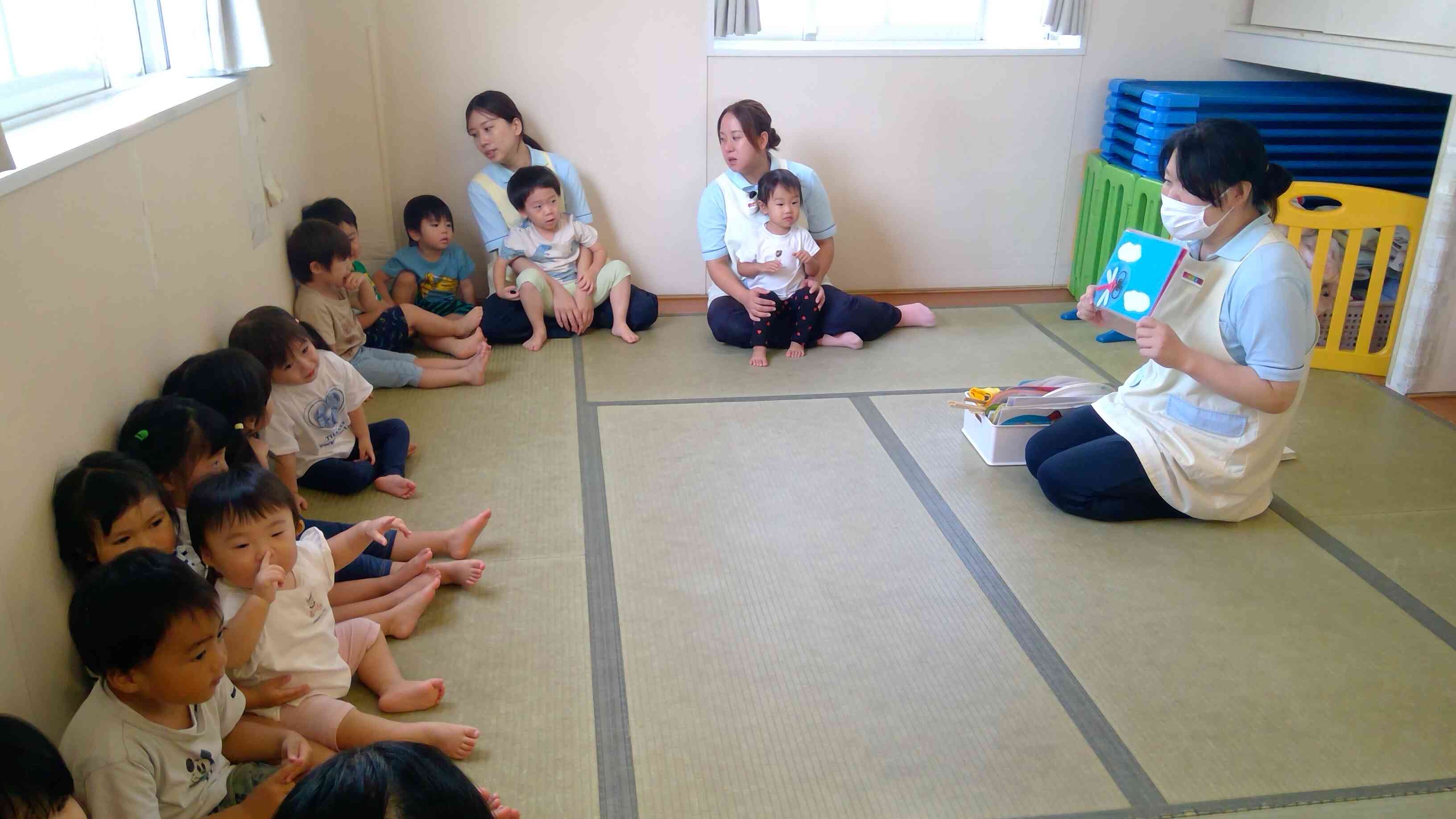「とんぼのめがね」をみんなで歌ってお誕生日会のスタートです。