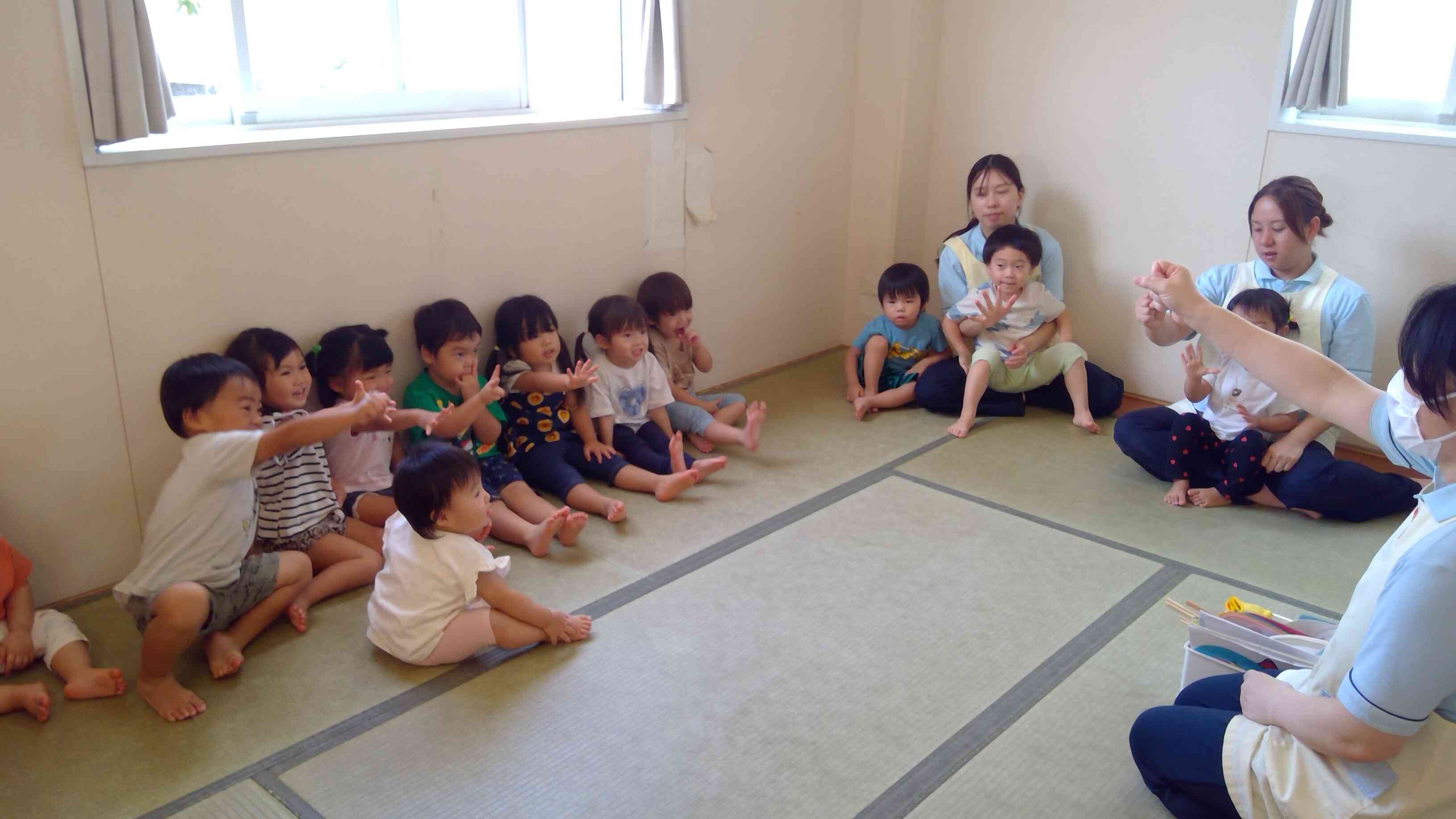 子ども達が大好きな「やきいもグーチーパー」の手遊び、大喜びで楽しみました。