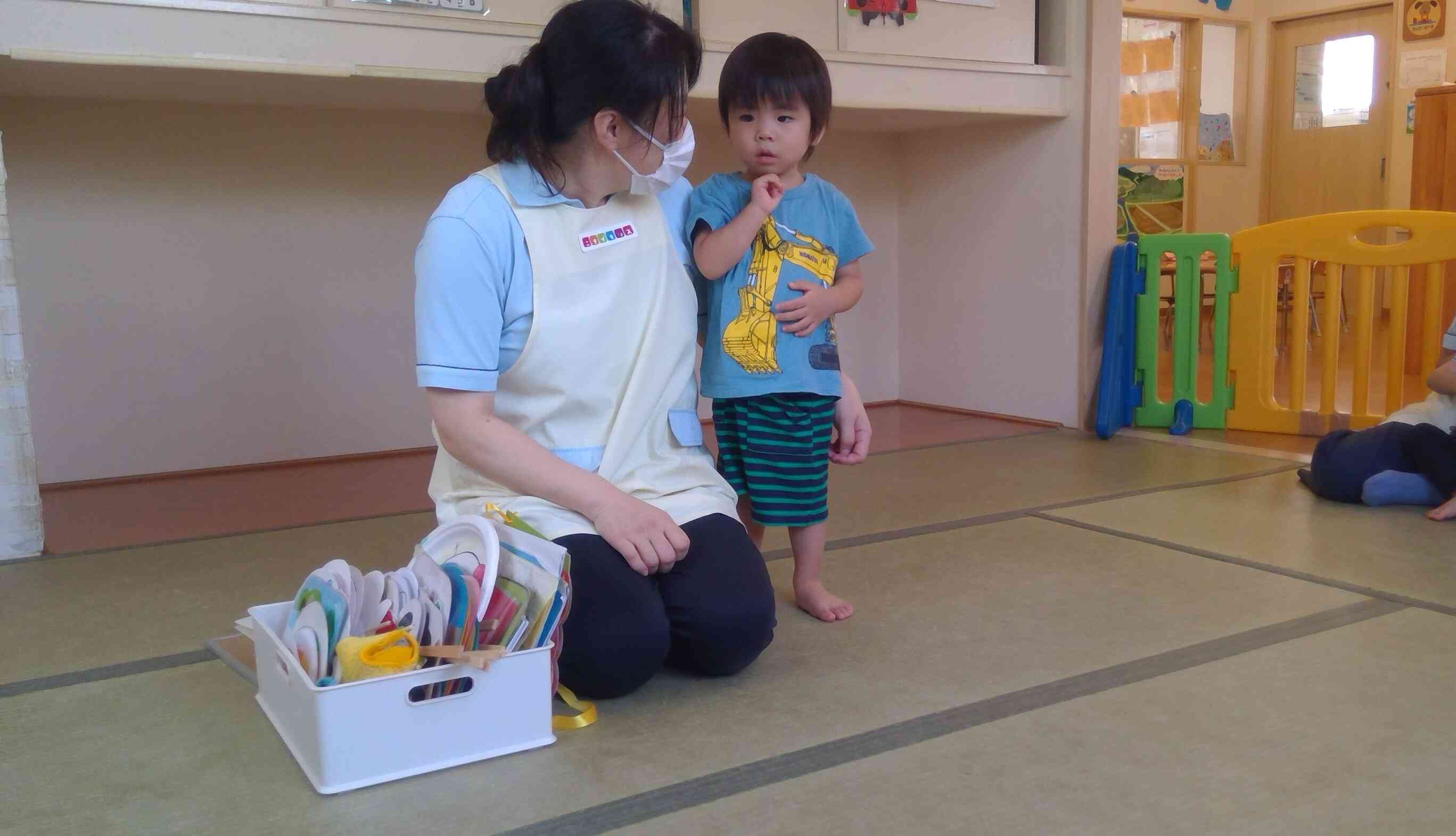 保育者にお名前を呼ばれて、ドキドキのおともだち。
