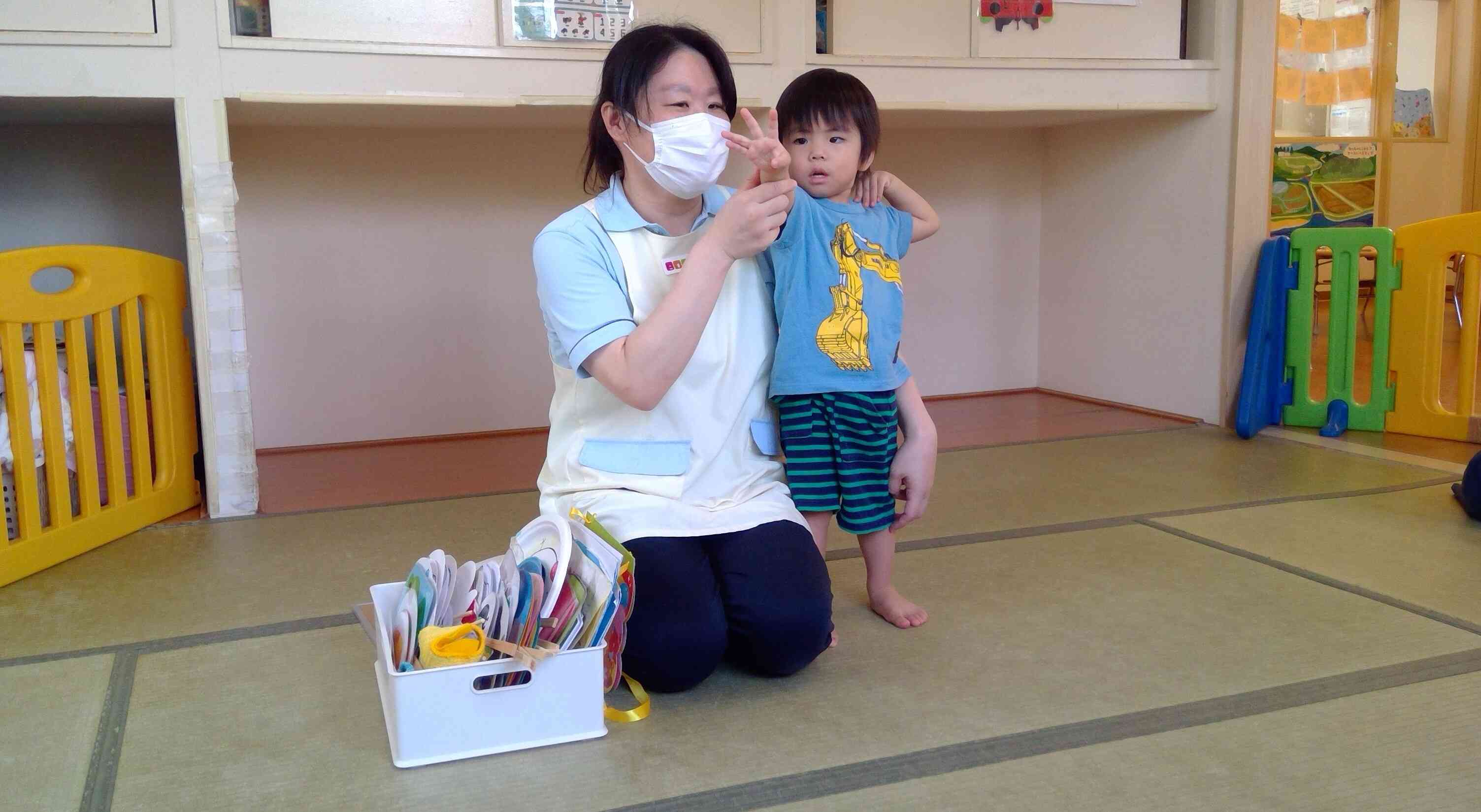 保育者の「何歳になりましたか？」の質問に、元気よく指で教えてくれましたよ。