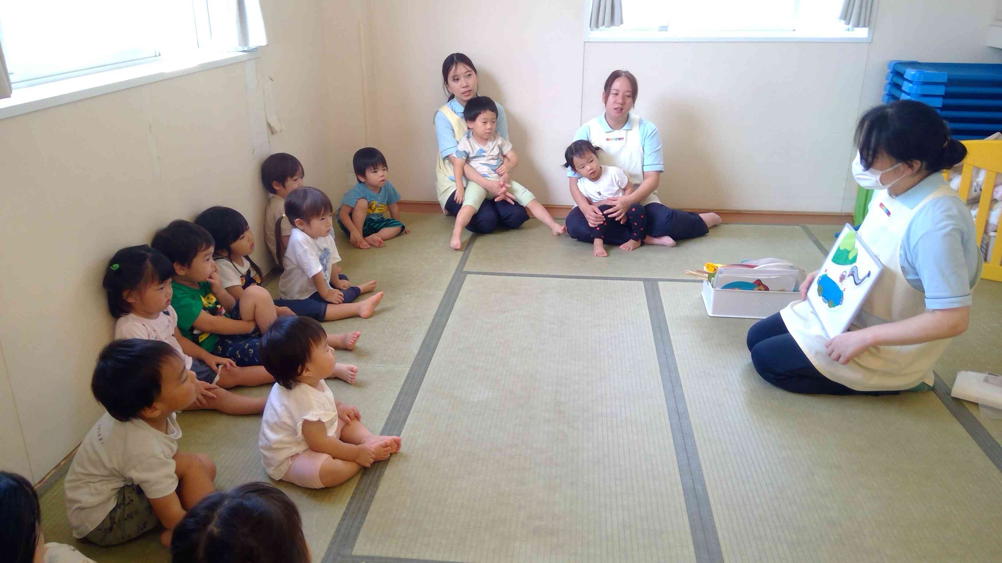 保育者からのプレゼントは「どんぐりころころ」のスケッチブックシアターでした。