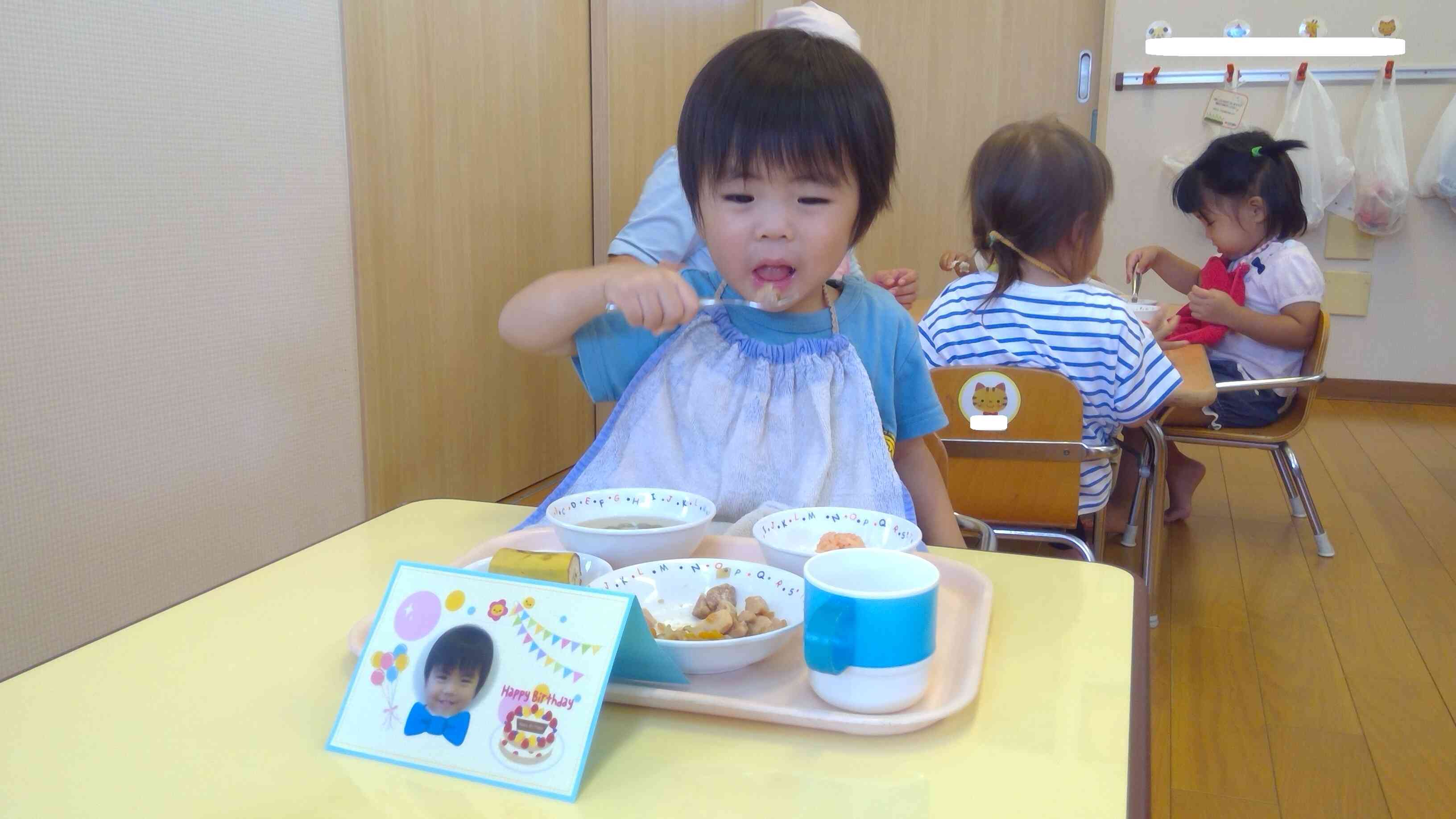 大きんじゃお口でパクリ。いっぱい食べて、すくすく大きくなあれ。