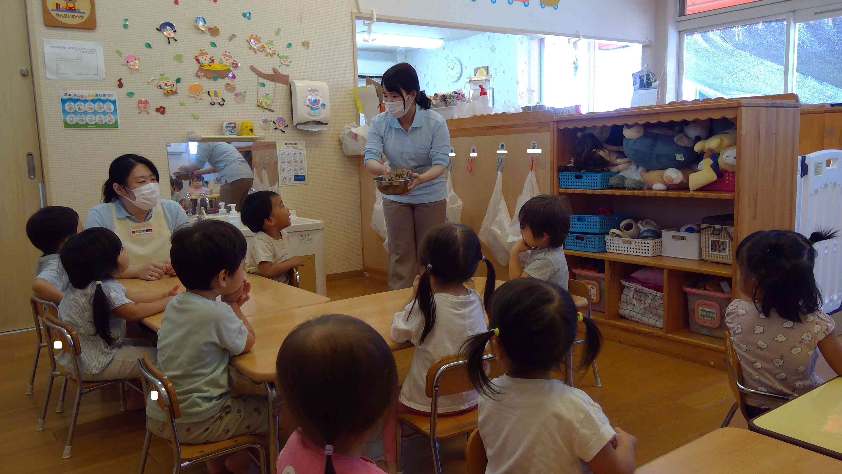 栄養士の先生のお話を興味津々に聞く子ども達。