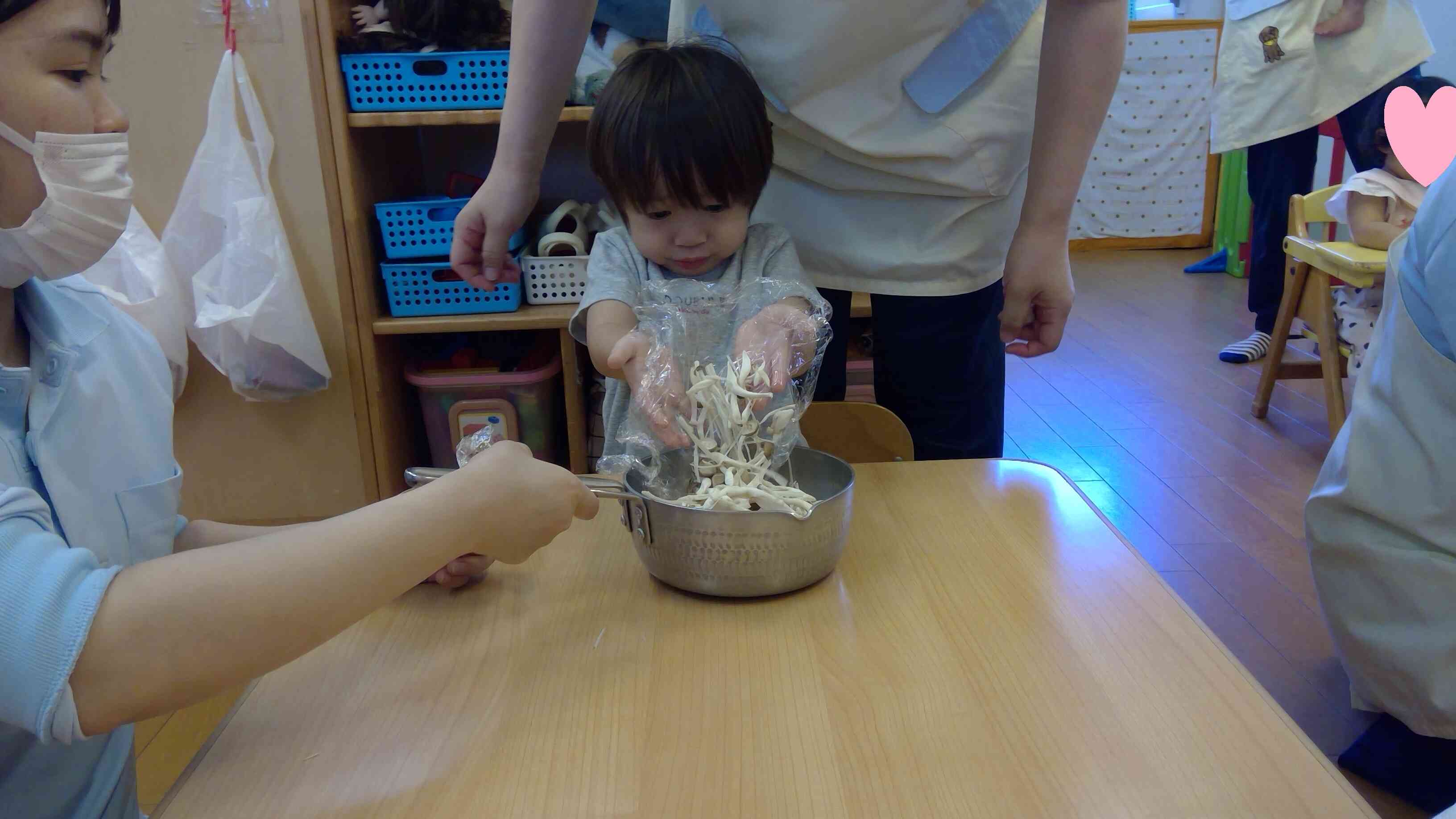 上手にさけたきのこを、お鍋にうつします。