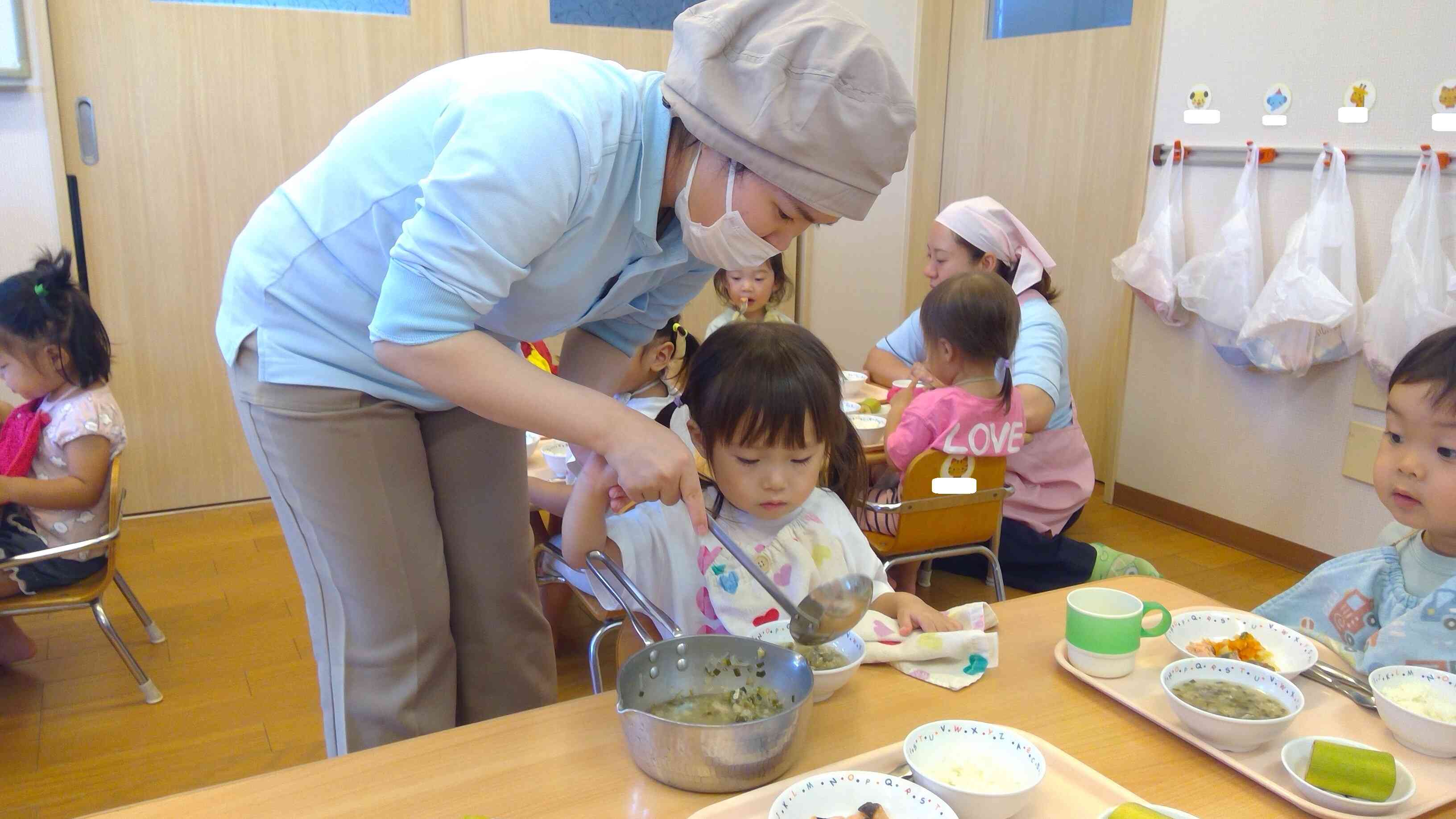 おみそ汁の中に入っているしめじ、み～つけた。