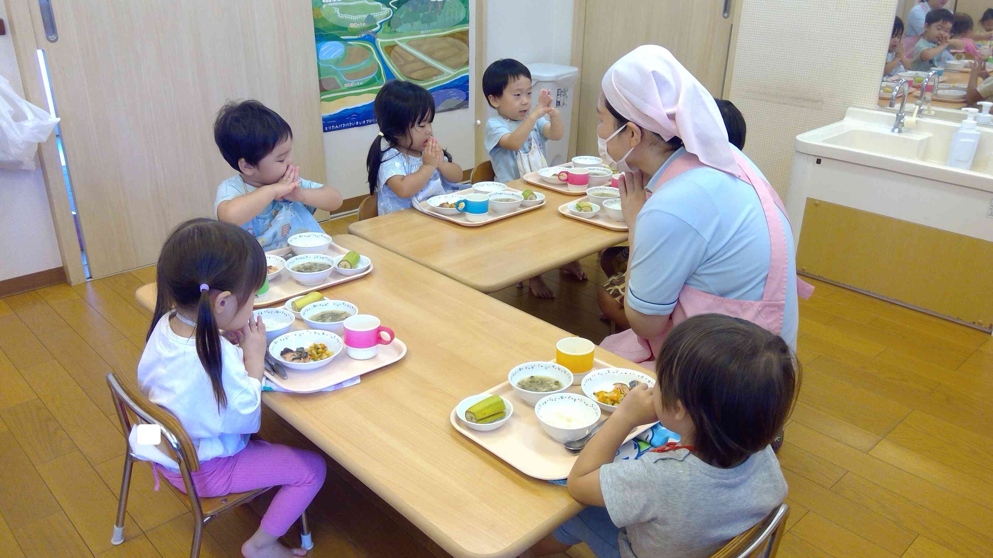 「さっきみんながさいた、しめじとえのきが入ってるよー。見つけてみよーね」とみんなでいただきますのごあいさつ。