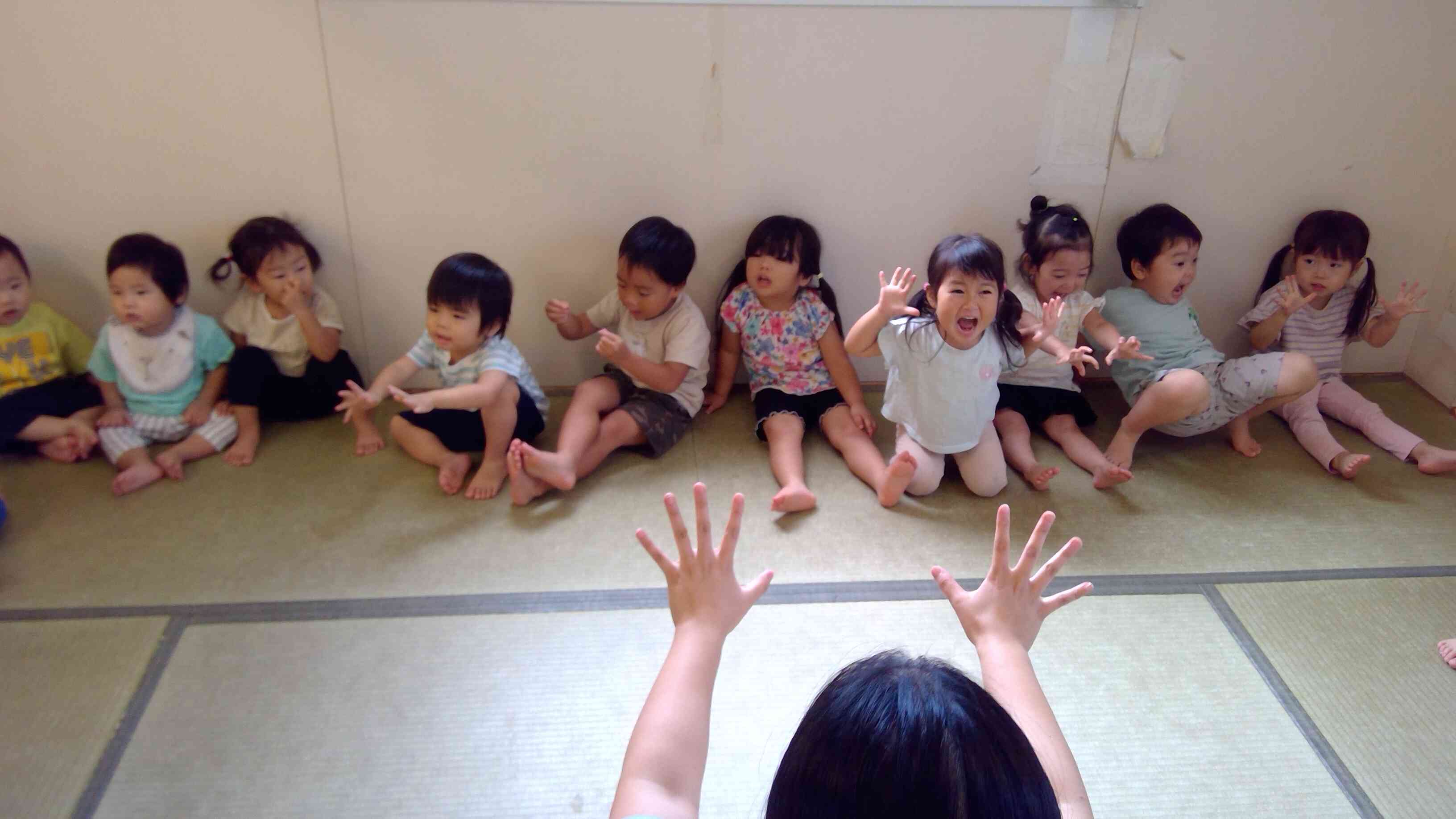 楽しい手遊びで、お誕生日会はじまるよ～。