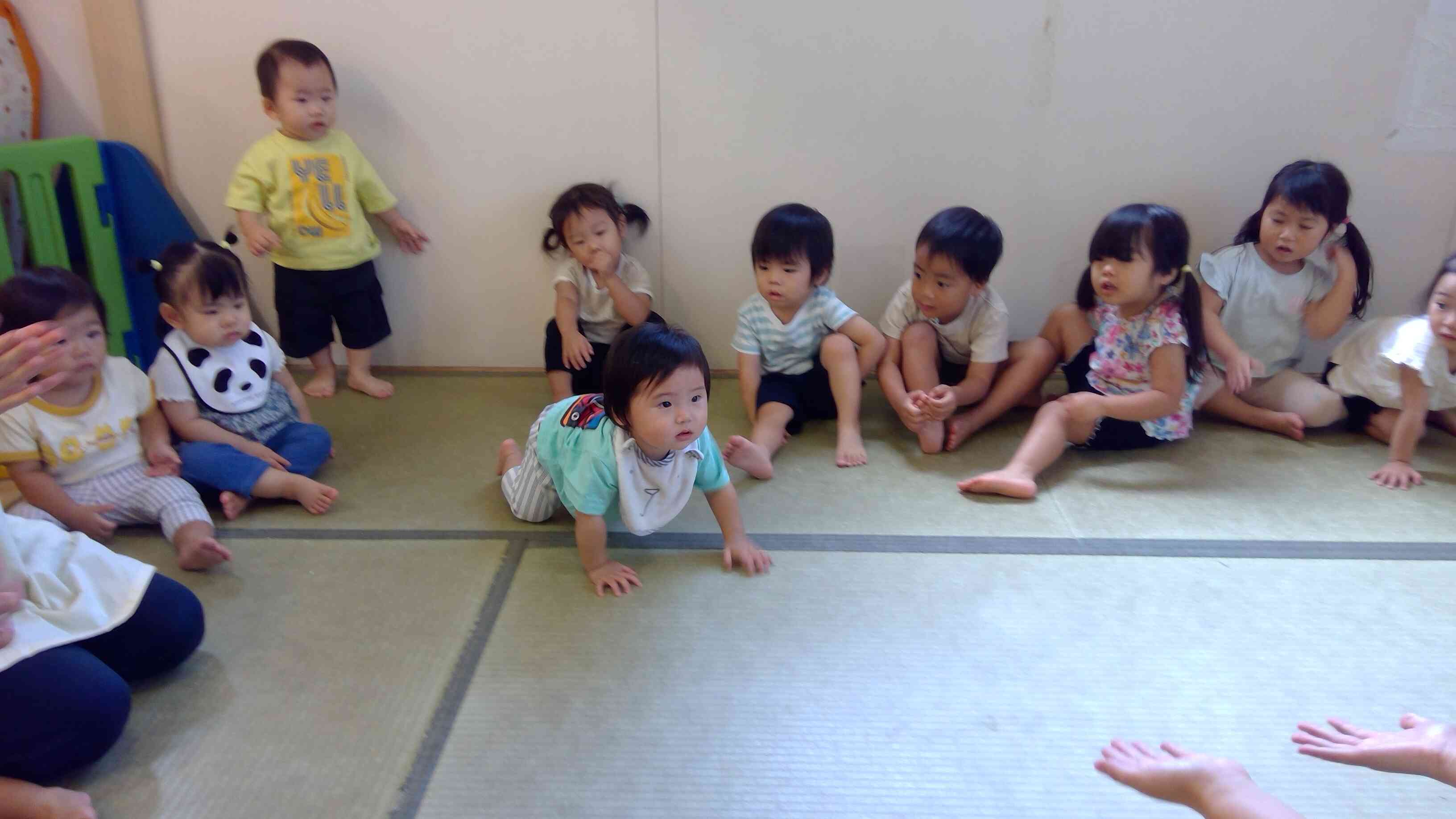 保育者の「おいでー」に、可愛くハイハイで来てくれましたよ。