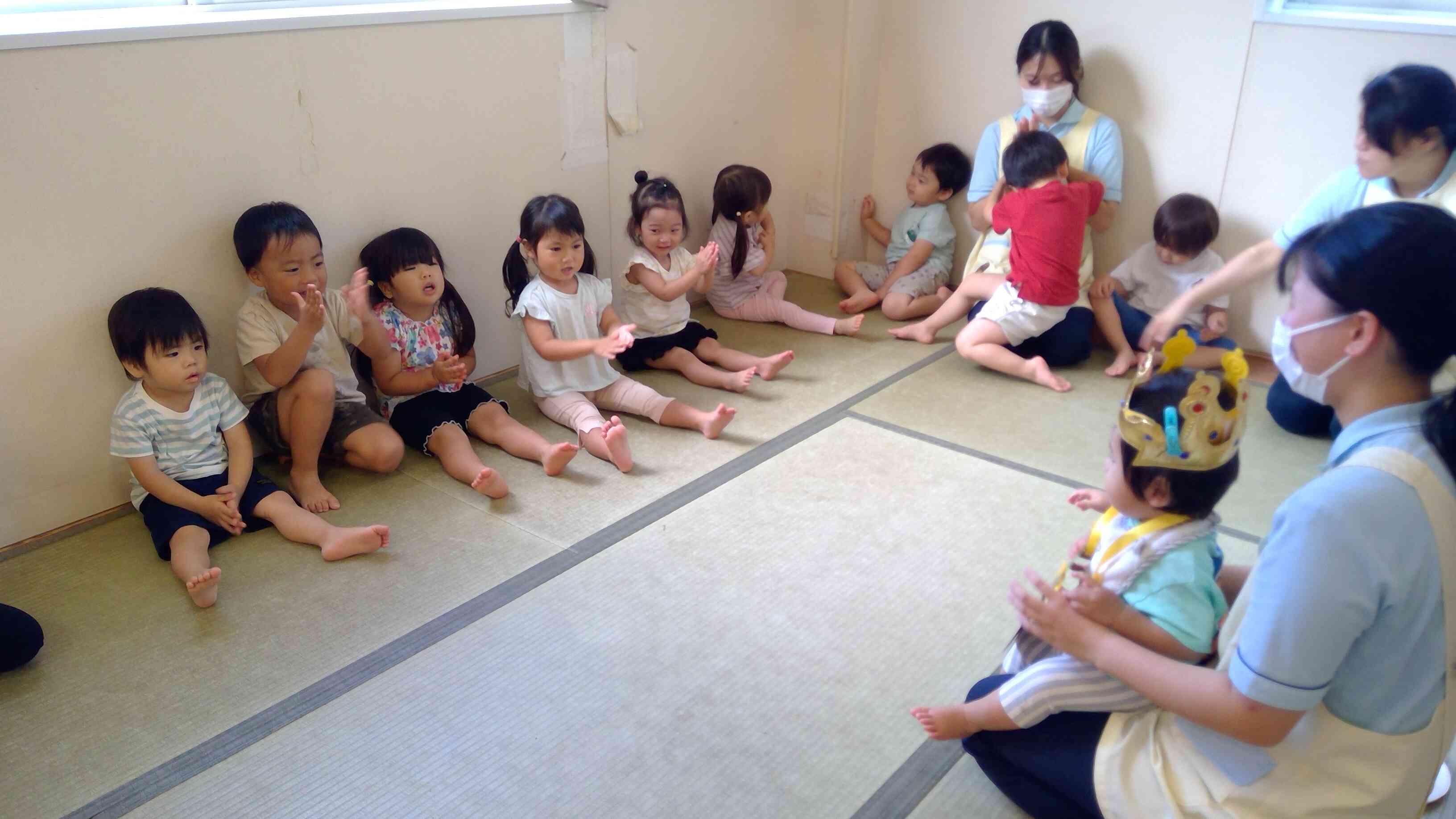 「たんたんたんたんたんじょうびー」みんなからお歌のプレゼント。