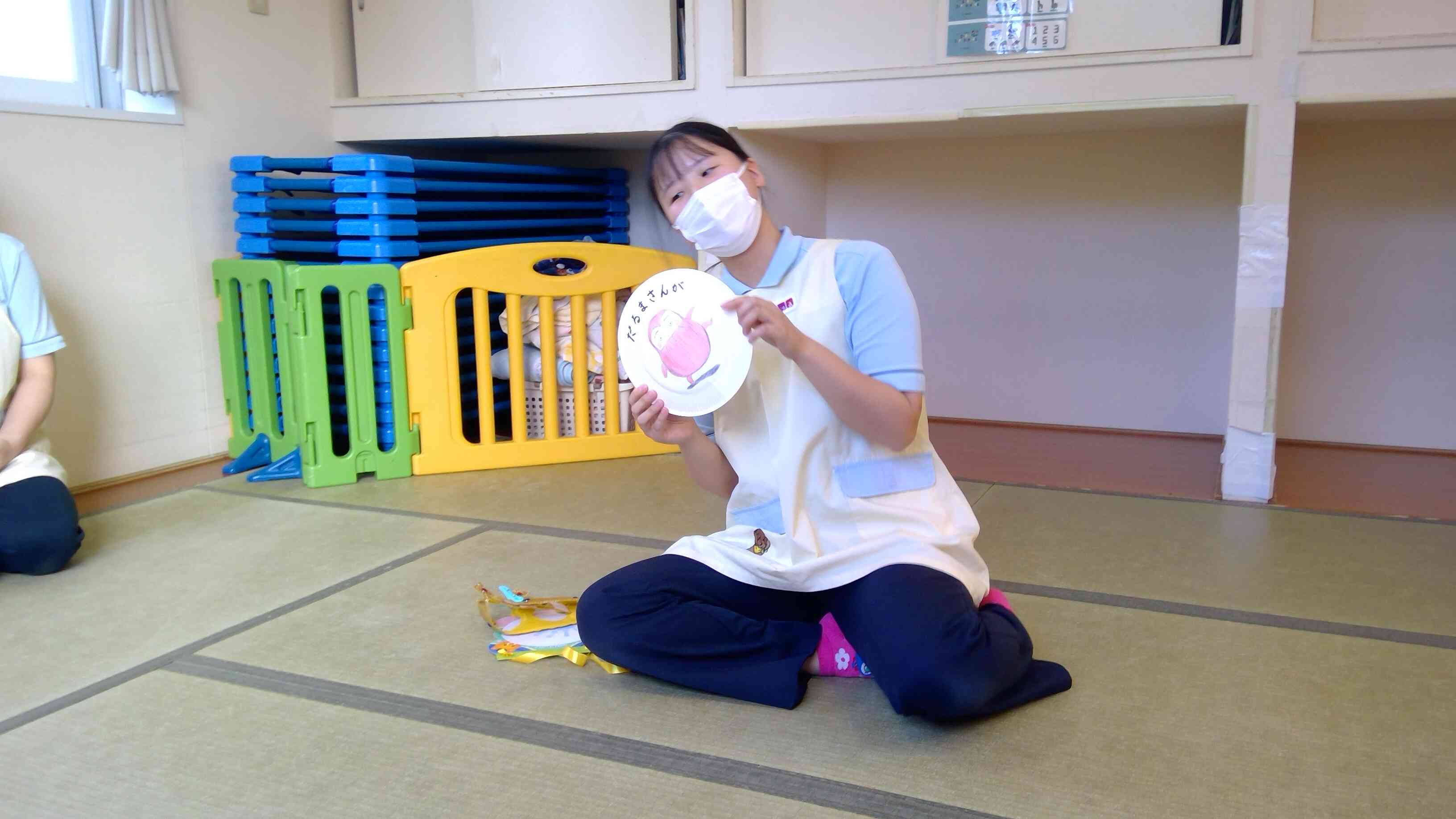 保育者からのプレゼントは子ども達が大好きな「だるまさんが」の紙皿シアターでした。