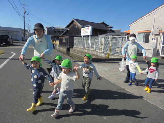お芋畑にしゅっぱーつ。右左よーく見て、手を挙げて道路を渡る子ども達。