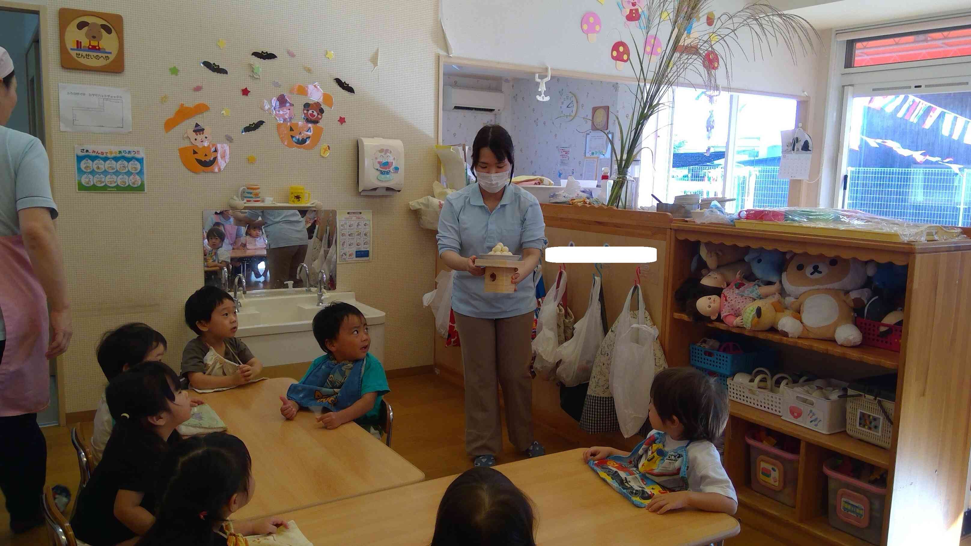 「今日はお月見だよ～」と言って、じゃがいものお団子を持って登場した栄養士の先生。