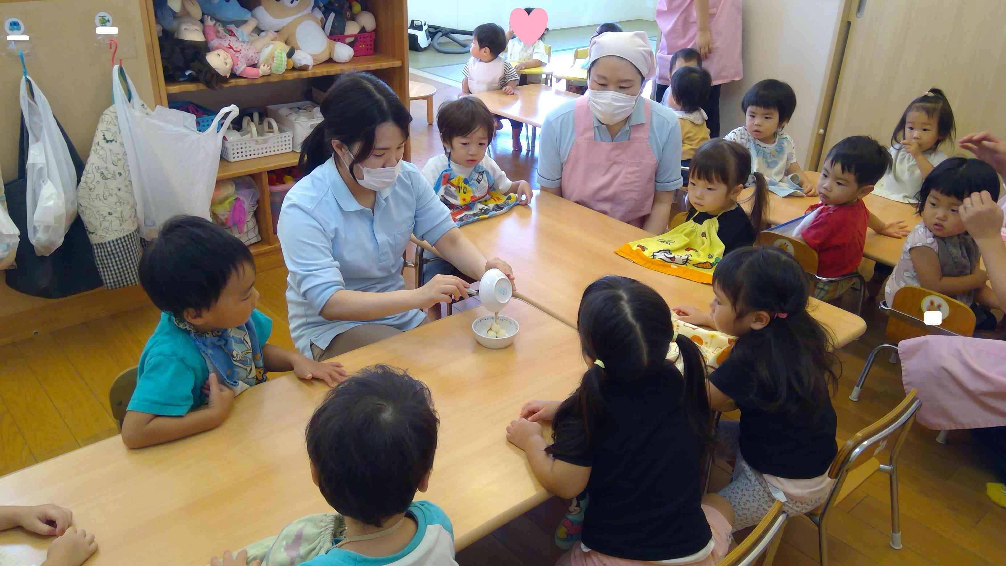 「お団子の上に、甘くておいしいタレを、こうやってかけてみるよ～」とタレのかけ方を教えてくれました。