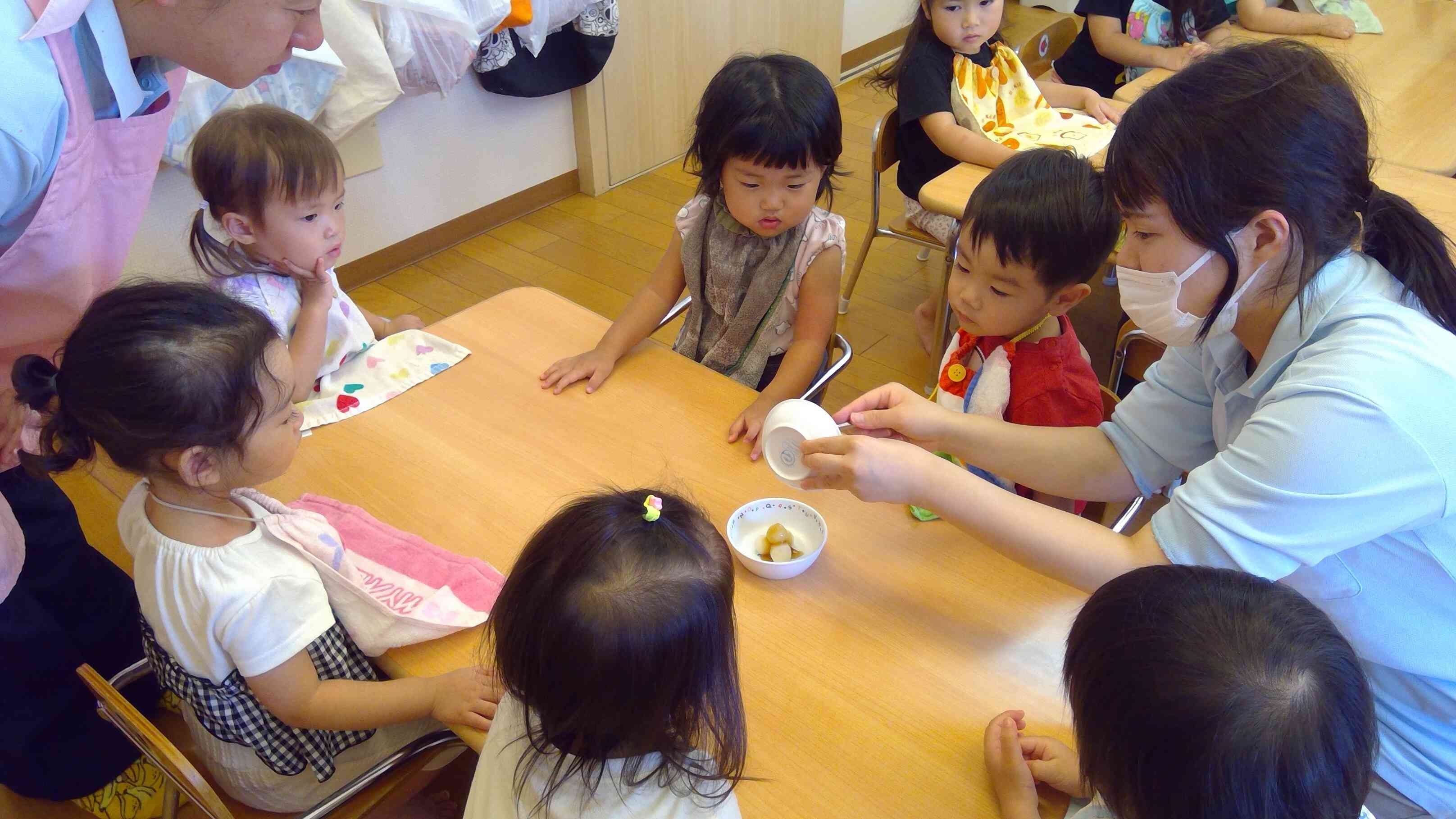 あひるぐみさん（1歳児）も、真剣な表情でお団子を見つめます。