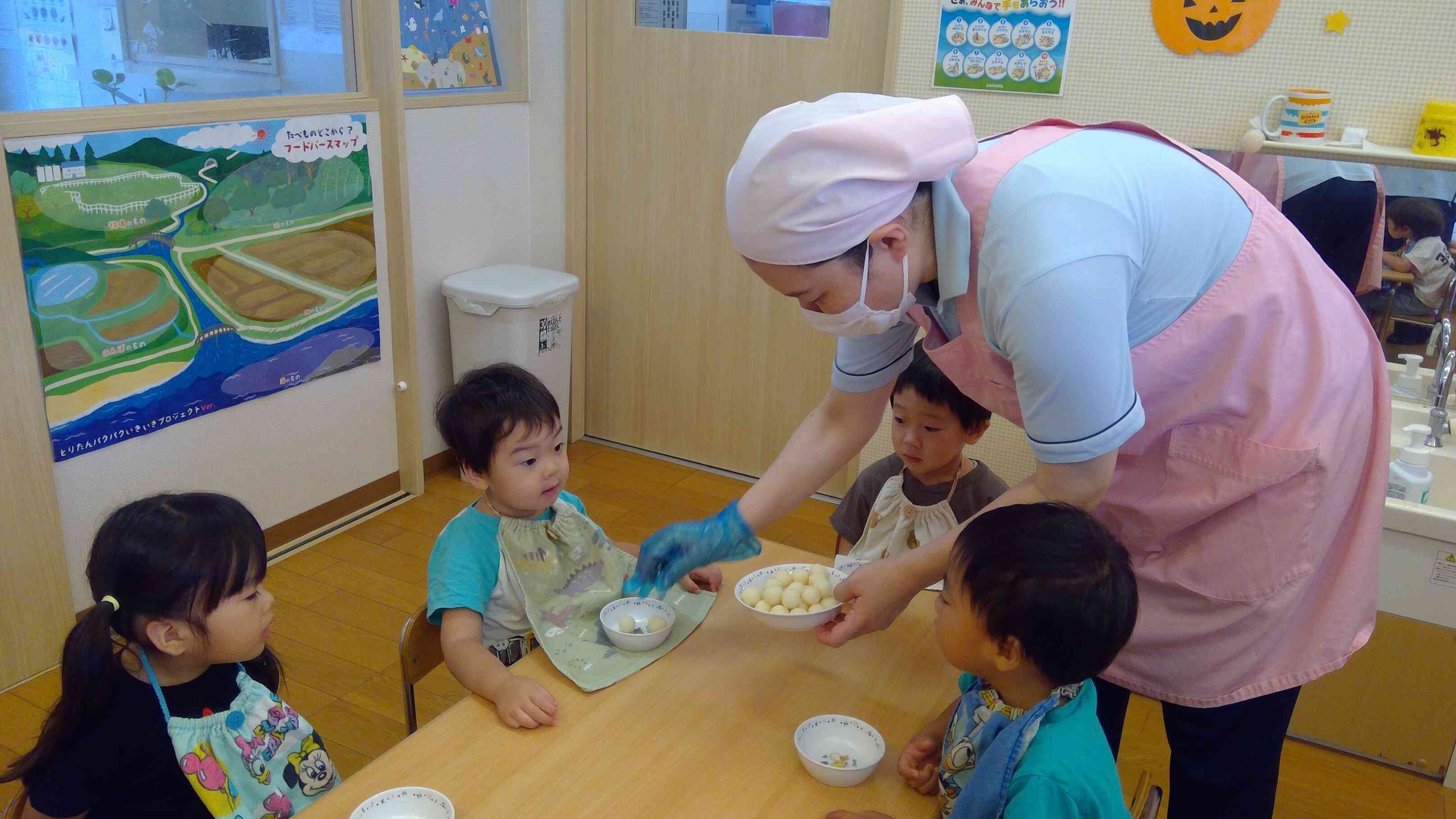 一人ひとりのお皿に、お月様みたいにまん丸のお団子を入れてもらいましたよ。