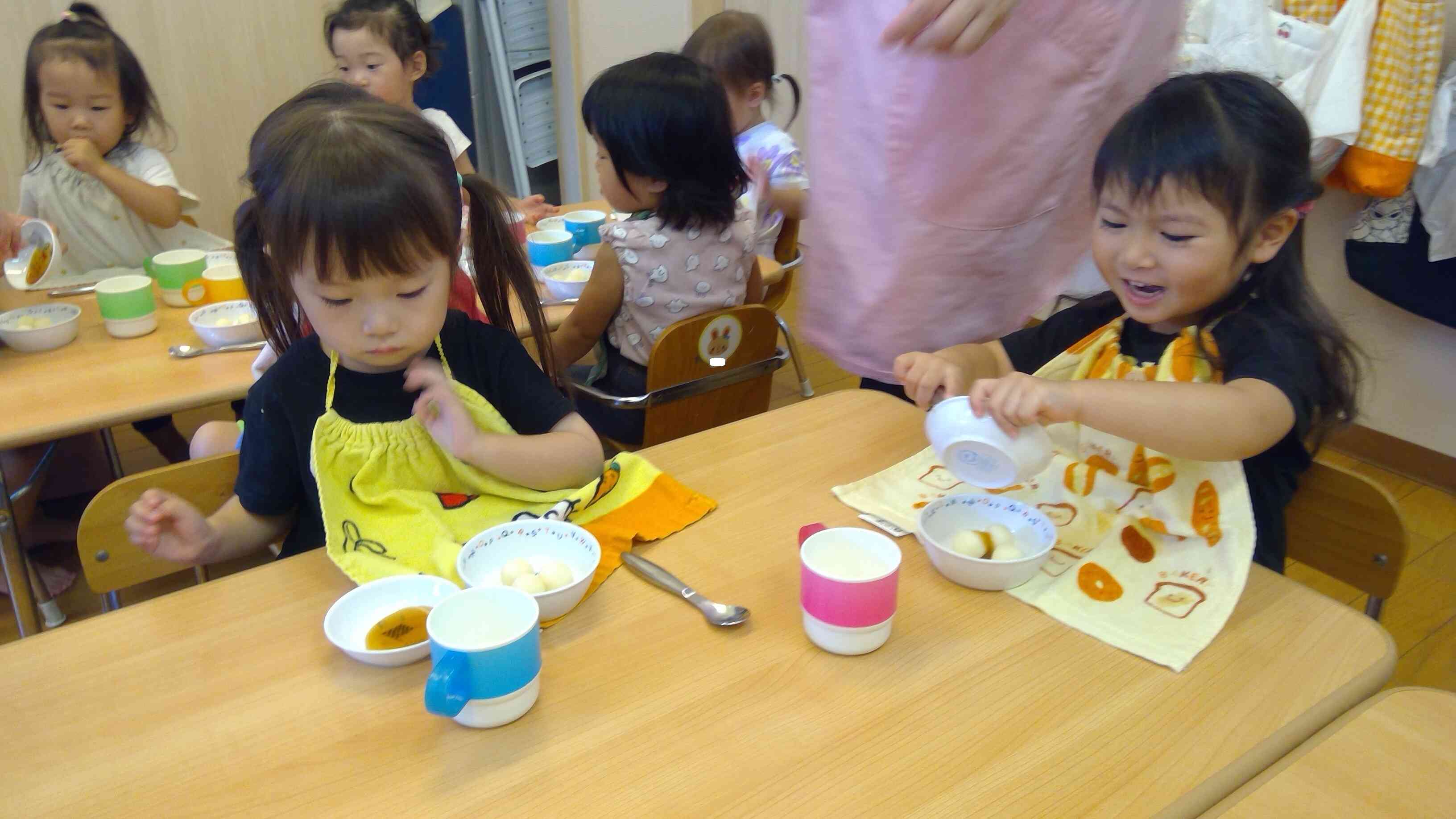 お団子の上にそーっとそーっとタレをかけますよ。