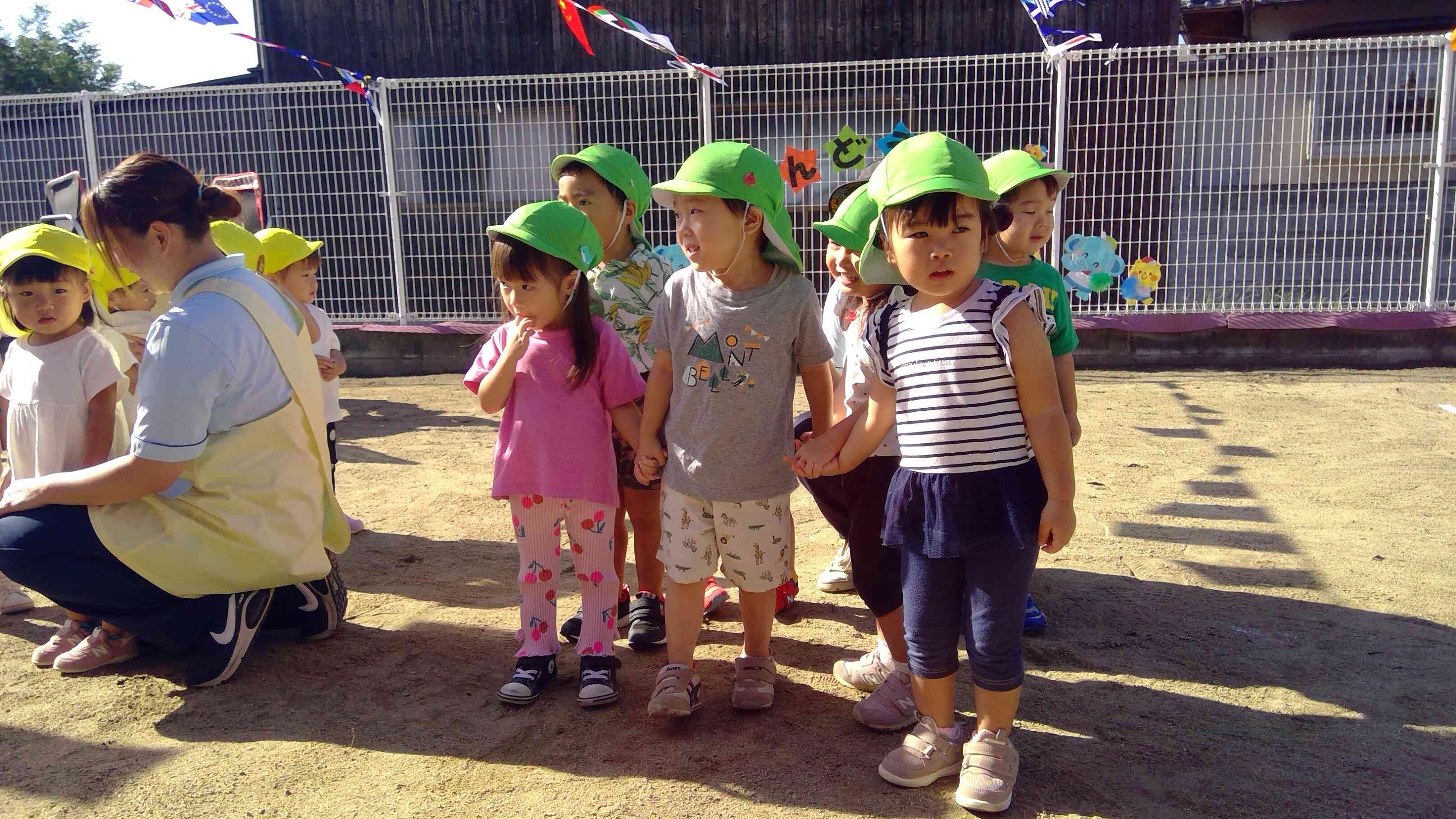 ドキドキしながら保育者のお話を聞く子ども達。