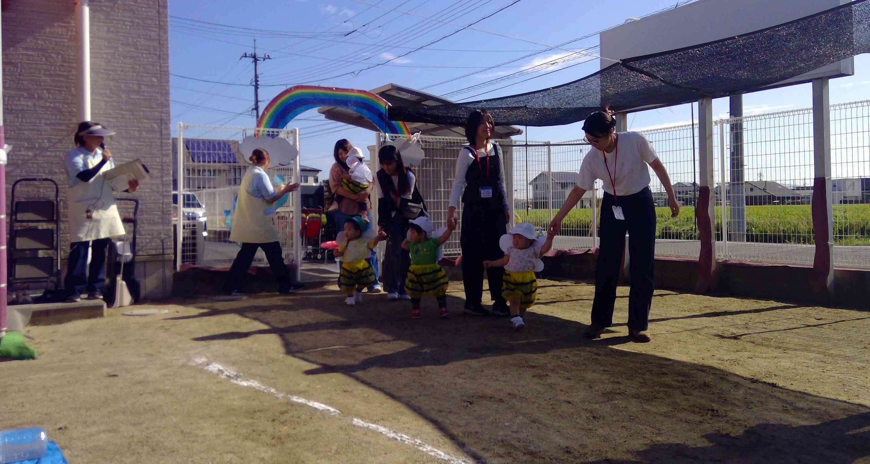 ママと手をつないで歩いて入場。