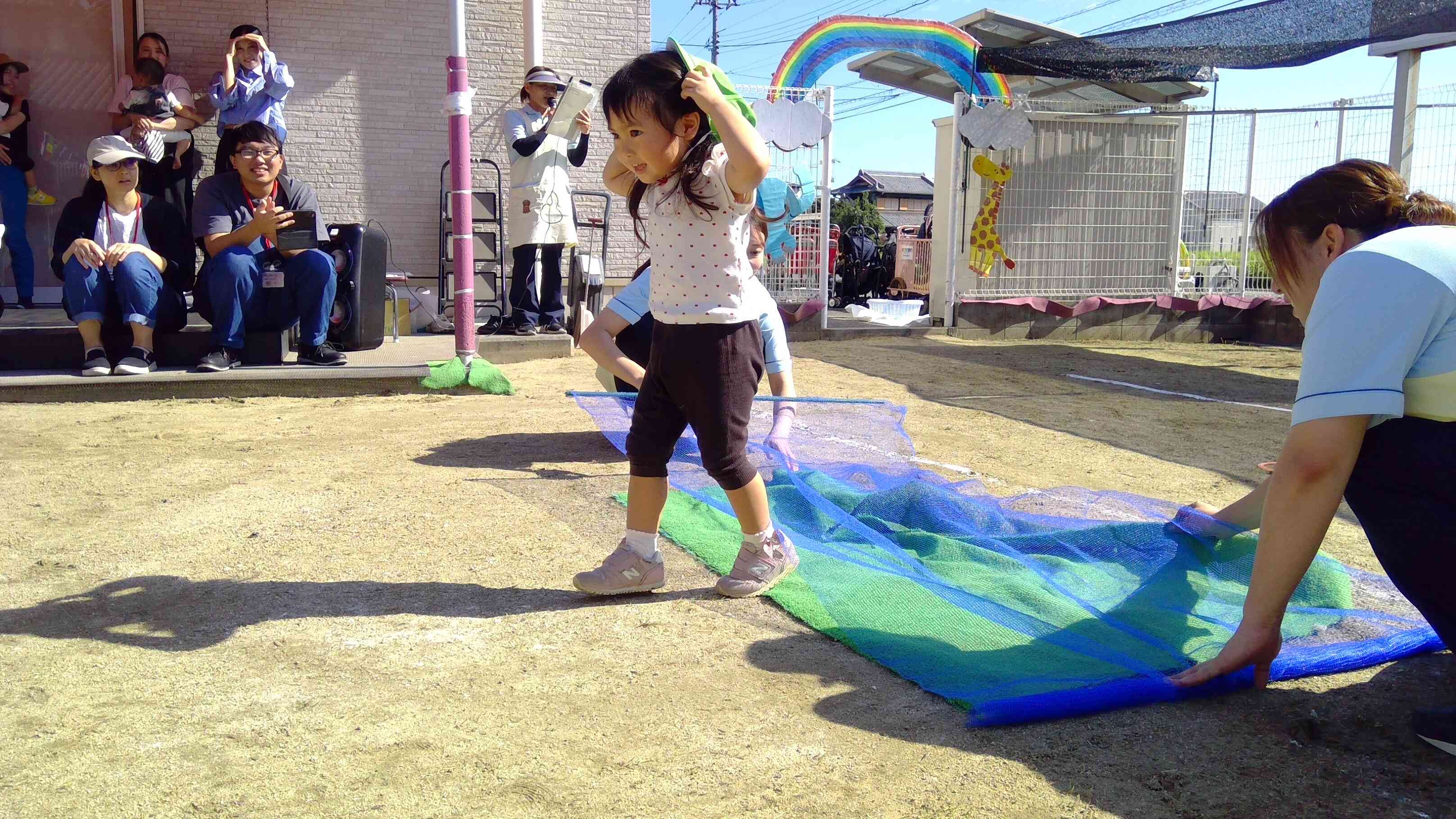 『ひとりでできるもん』うさぎぐみさんはお家の人のあったかい応援の中、一人でチャレンジ。