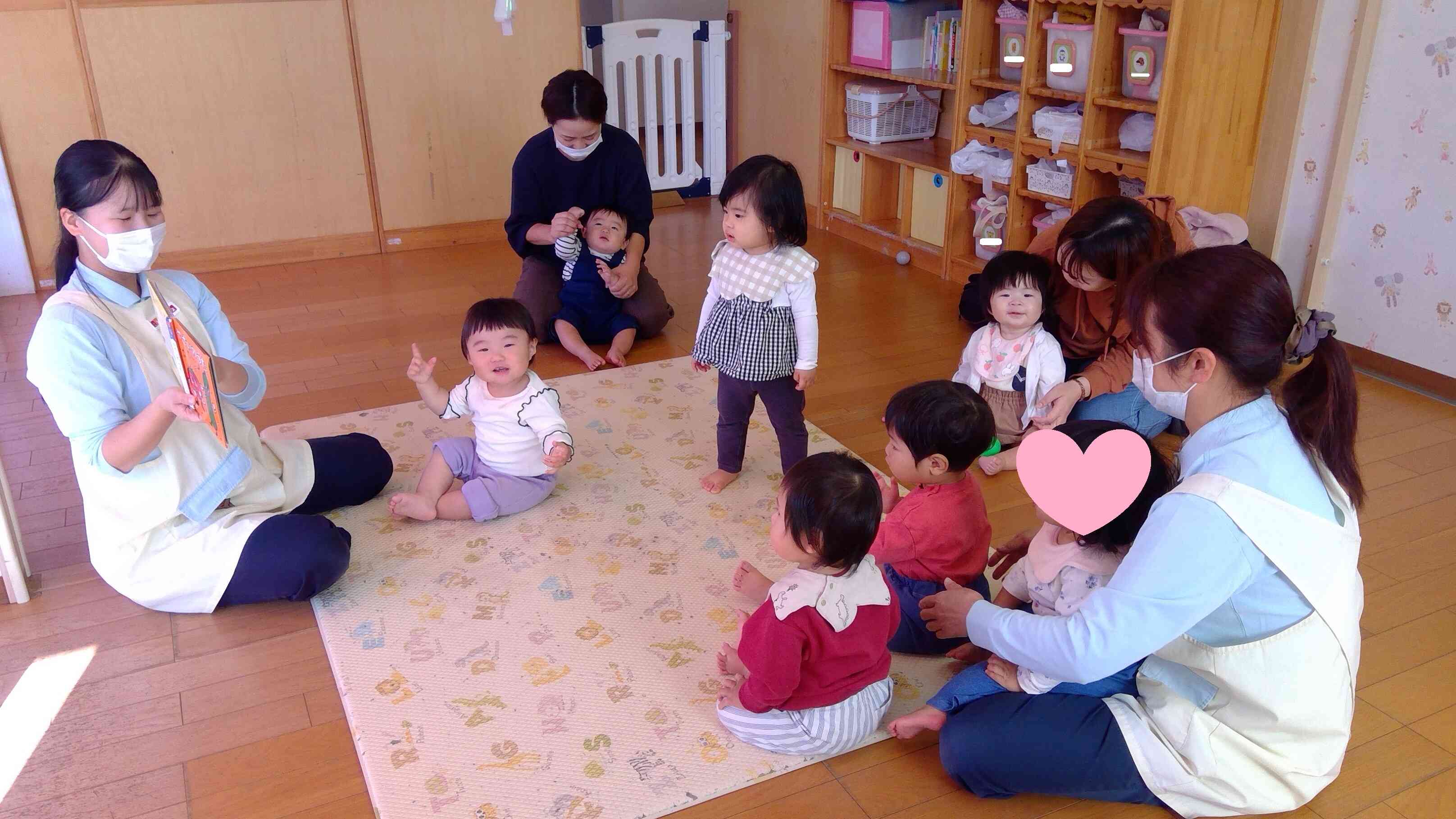 保育者が絵本を持つと、一番よく見える特等席に移動するかわいいおともだち。