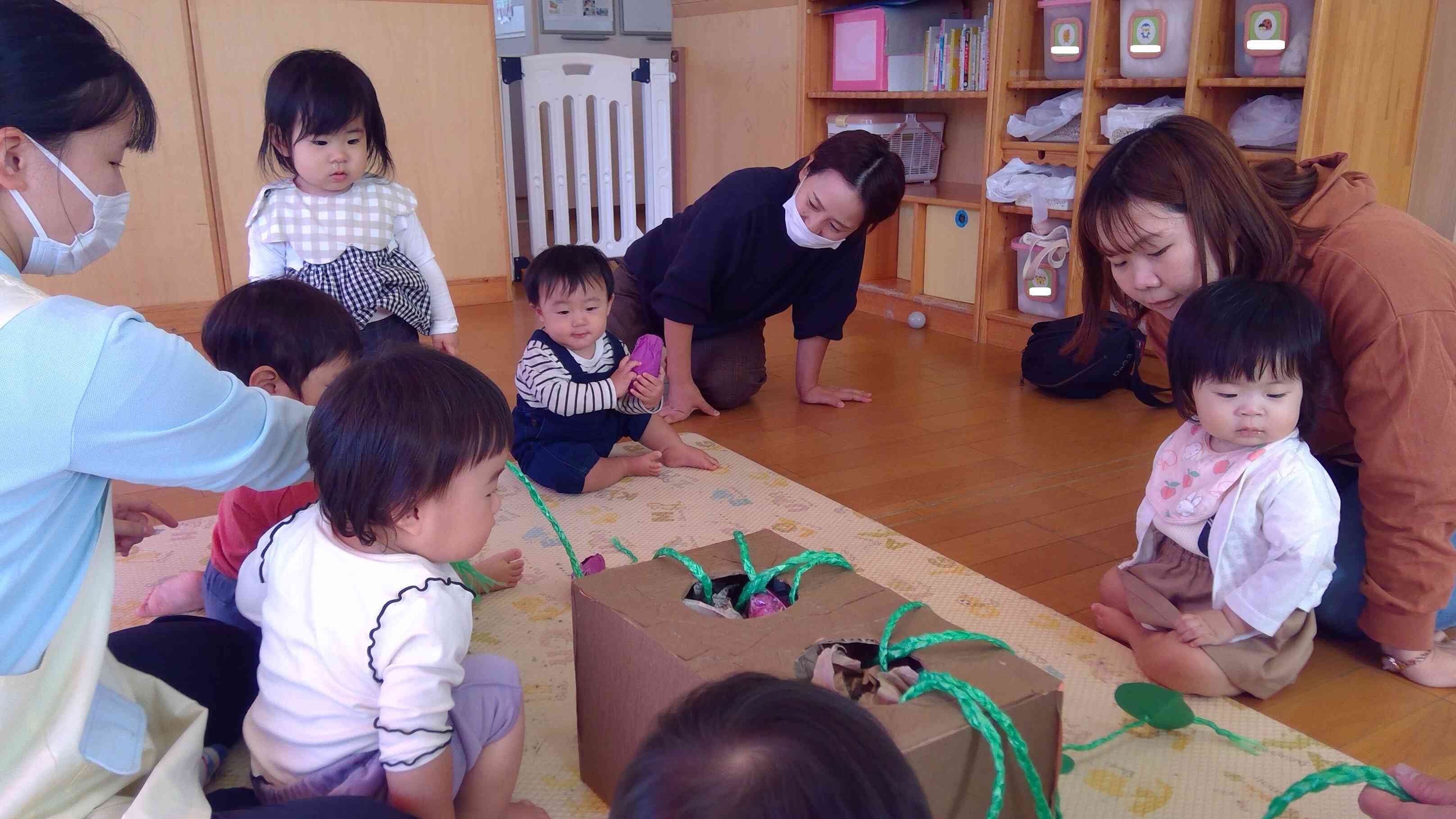 みんなで「よいしょ、よいしょ」にチャレンジ。