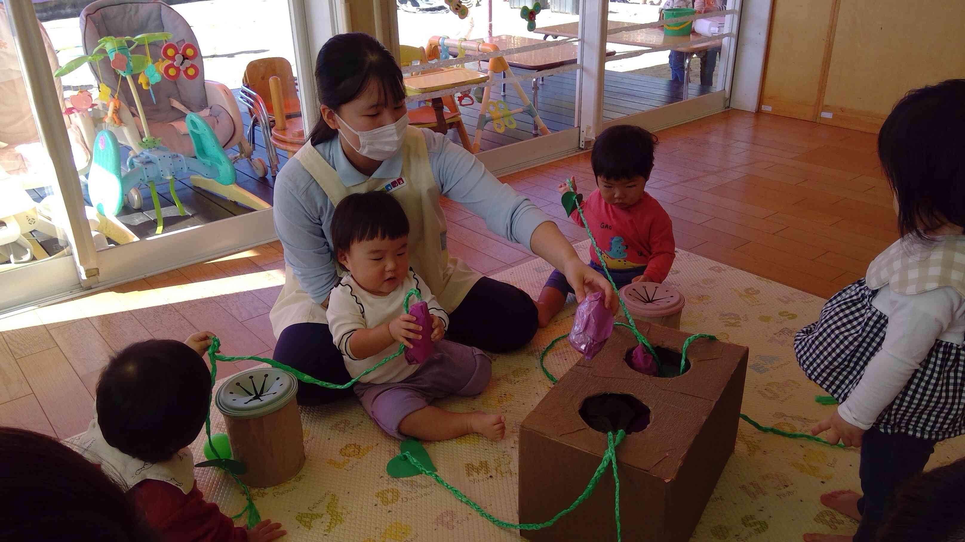 大きなお芋が出てきたねー。子ども達はニコニコ。