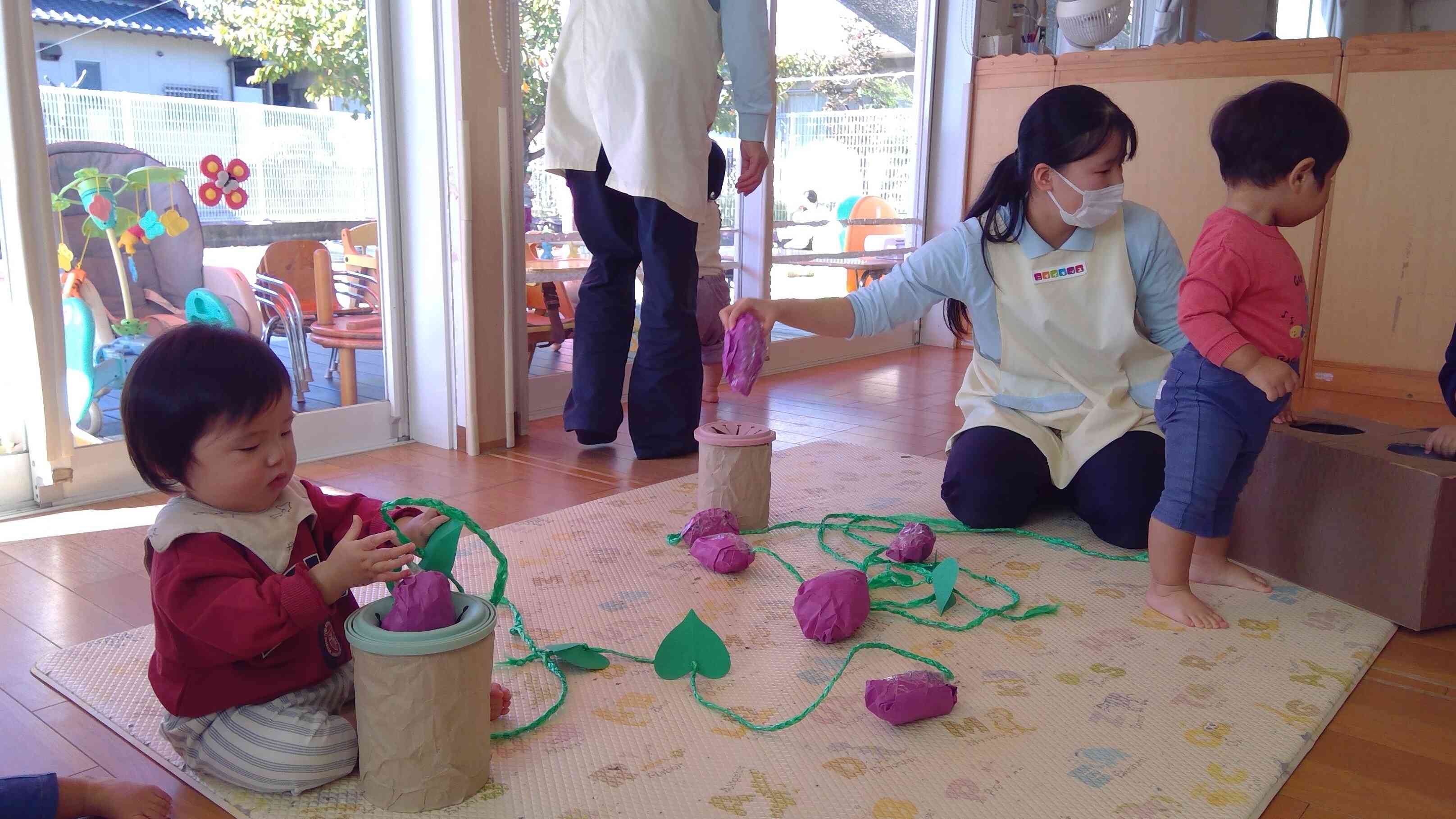 筒の中に手を入れて「よいしょ、よいしょ」お芋が出てきましたよ。