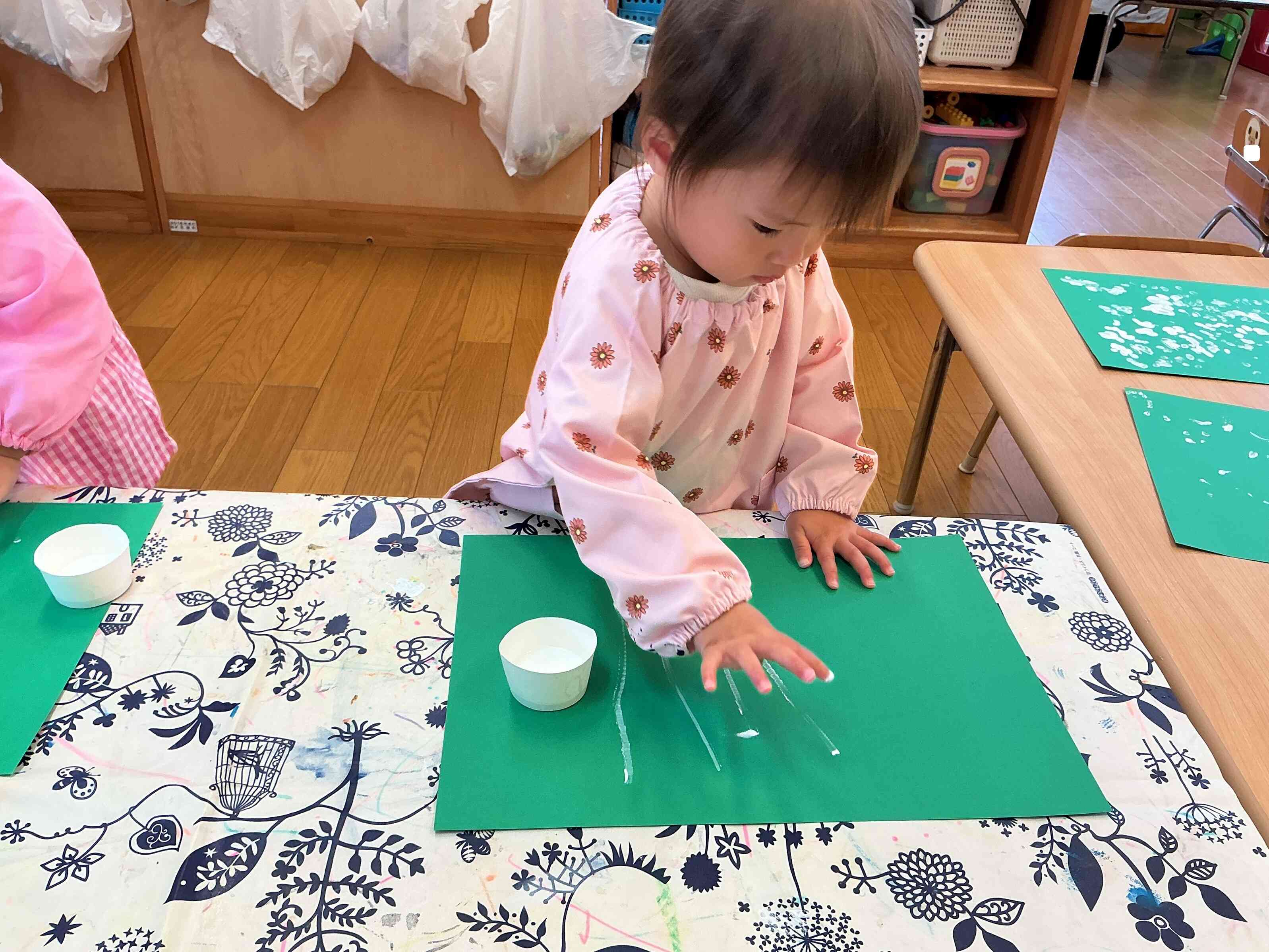 可愛い人差し指に白い絵の具をつけて、ツンツン、何ができるかな~?。