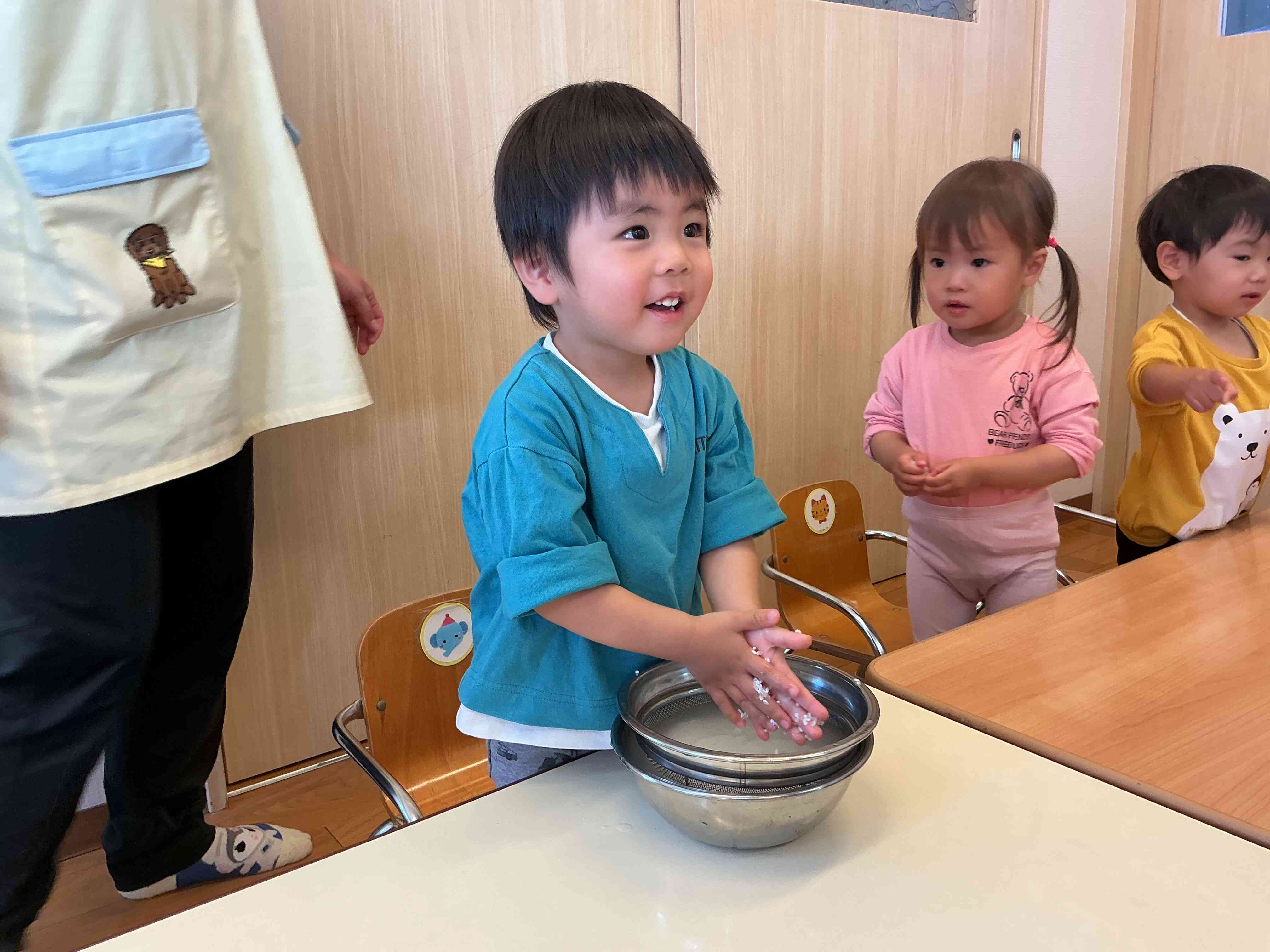 やさしくそーっとお米とぎにチャレンジ