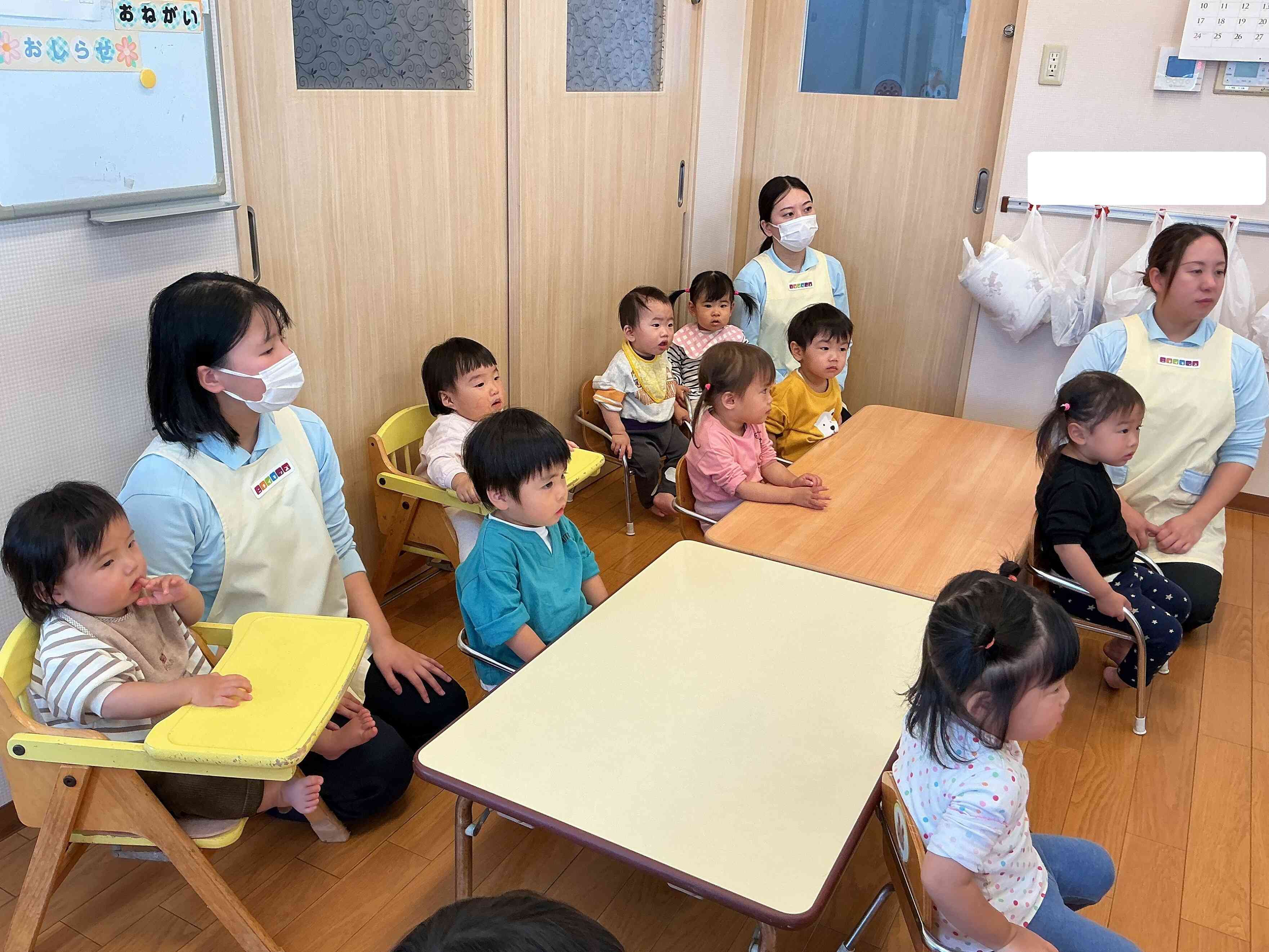 あひるぐみさん（1歳児）とひよこぐみさん（0歳児）も栄養士の先生のお話に興味津々で注目していますよ。