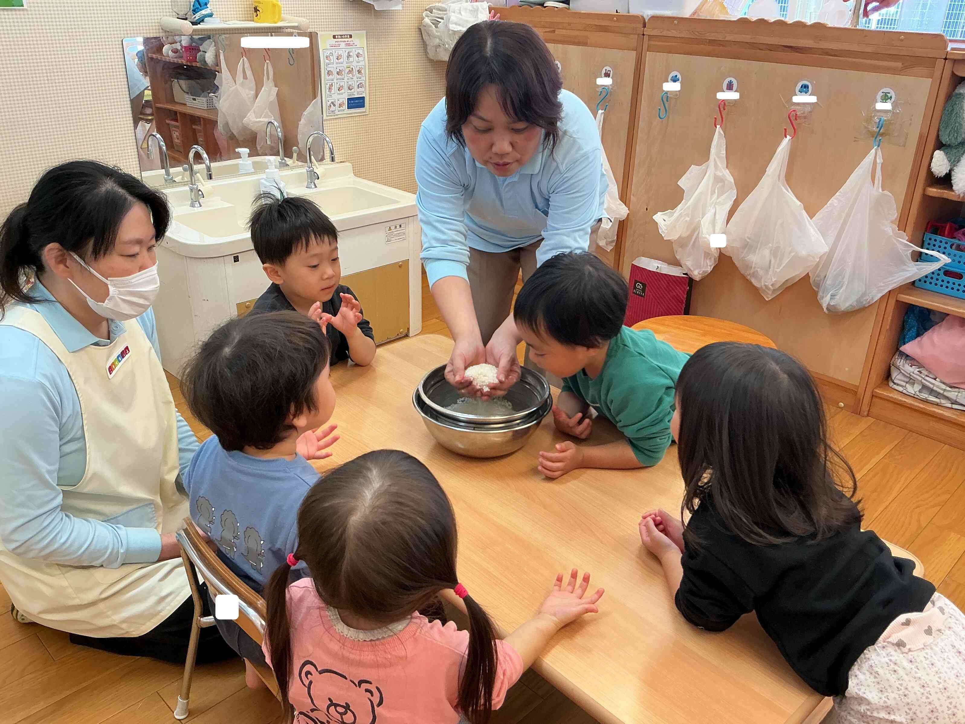 「両手でハートの形を作ってお米をやさしーくすくうよー」