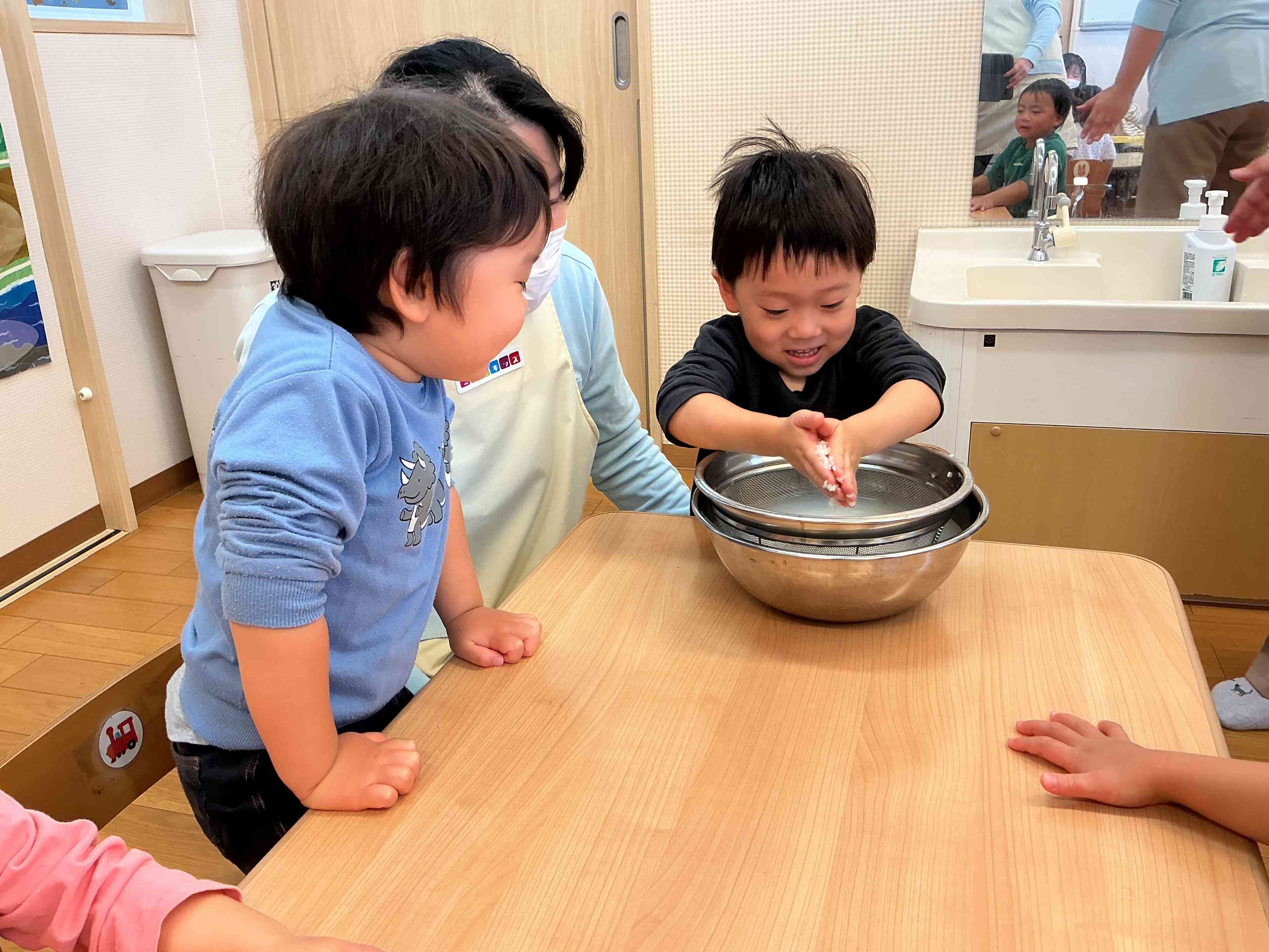 「和食の日」お米とぎにチャレンジ（和食育）