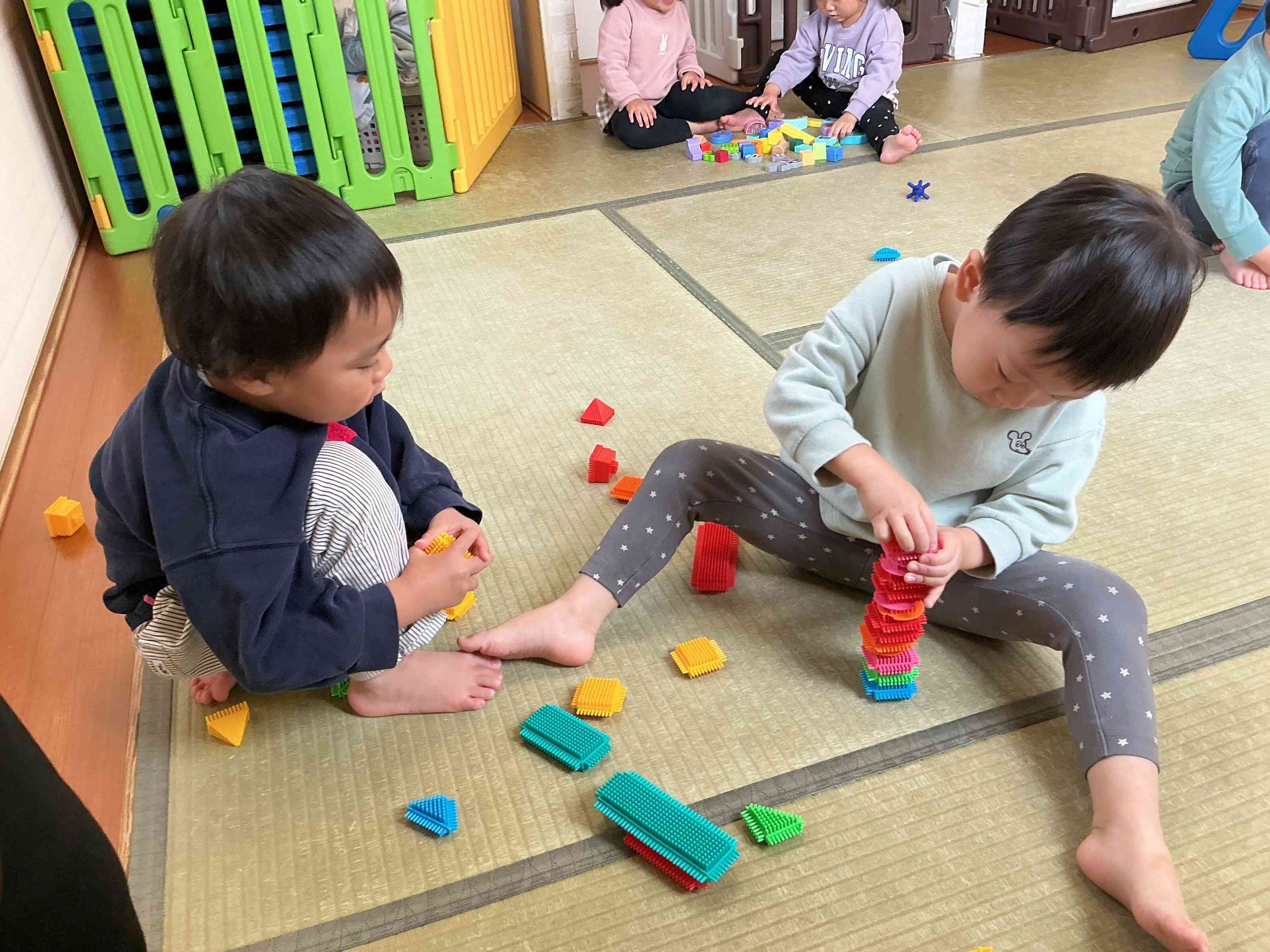 お友だちと一緒にブラシブロックを上へ上へ積み上げます。何ができるかな~。