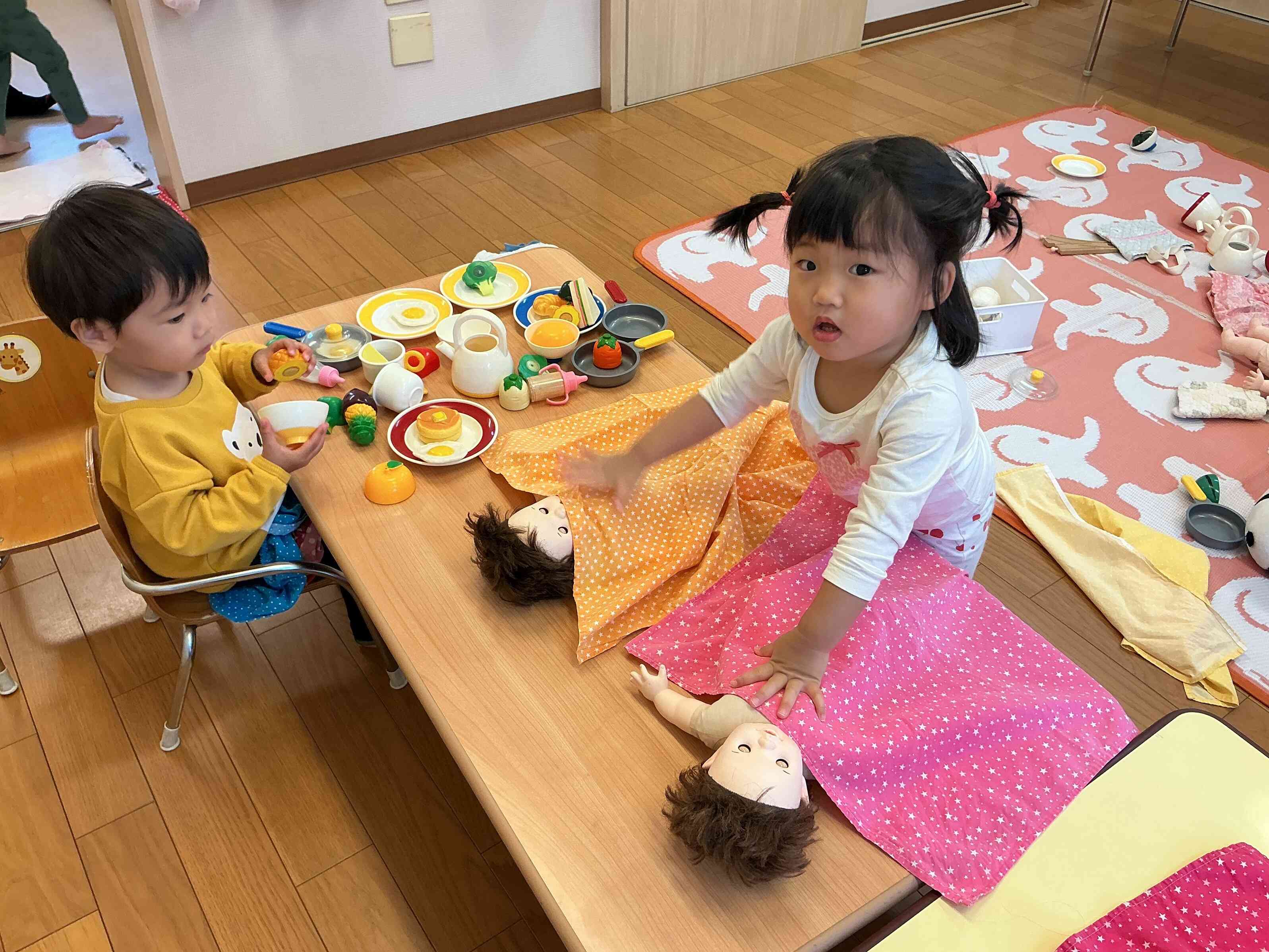 「ねんねしようね~」と優しくトントンするおともだち。