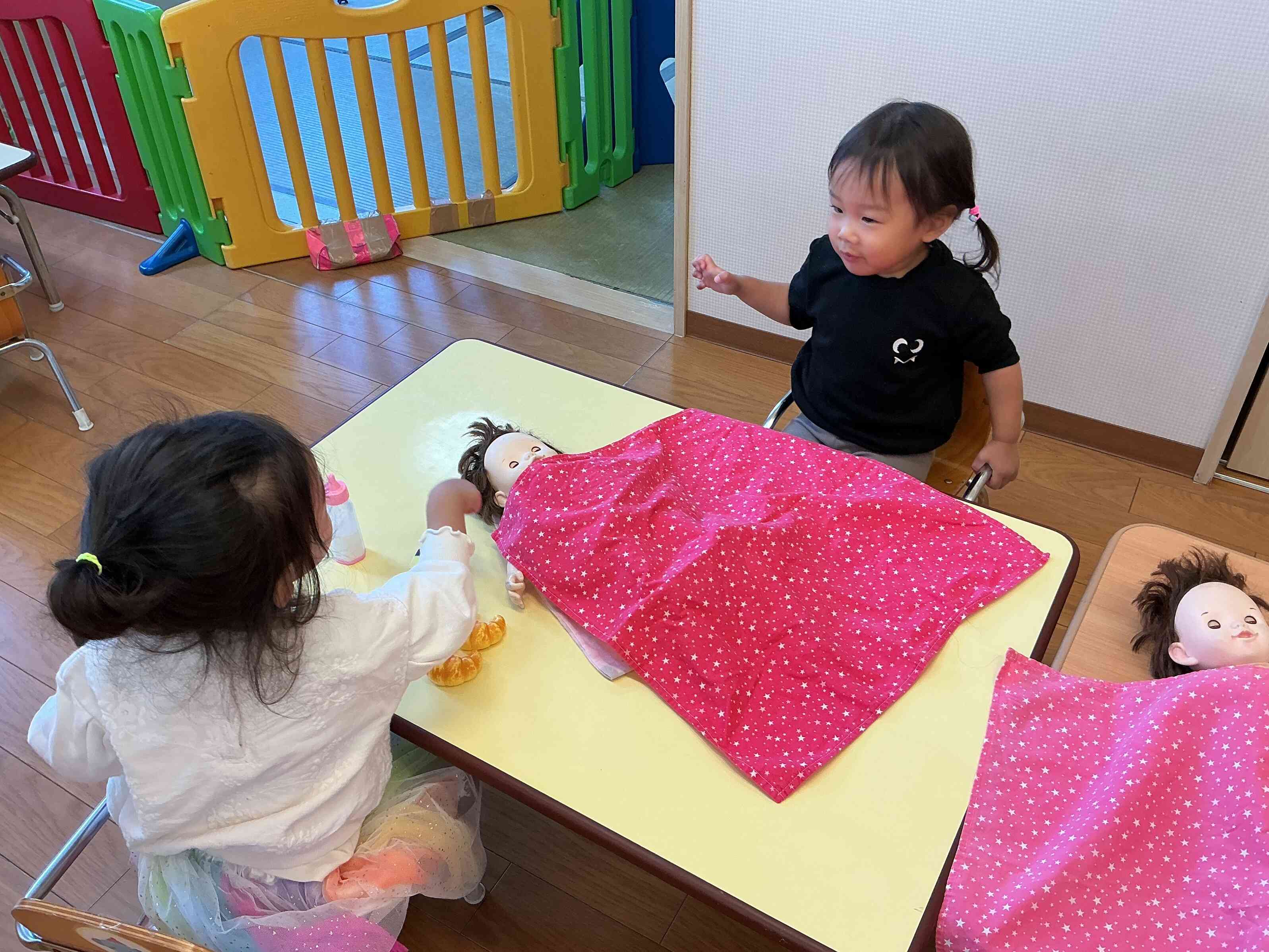 「ねんねしたよ~」と可愛いママはニコニコ。