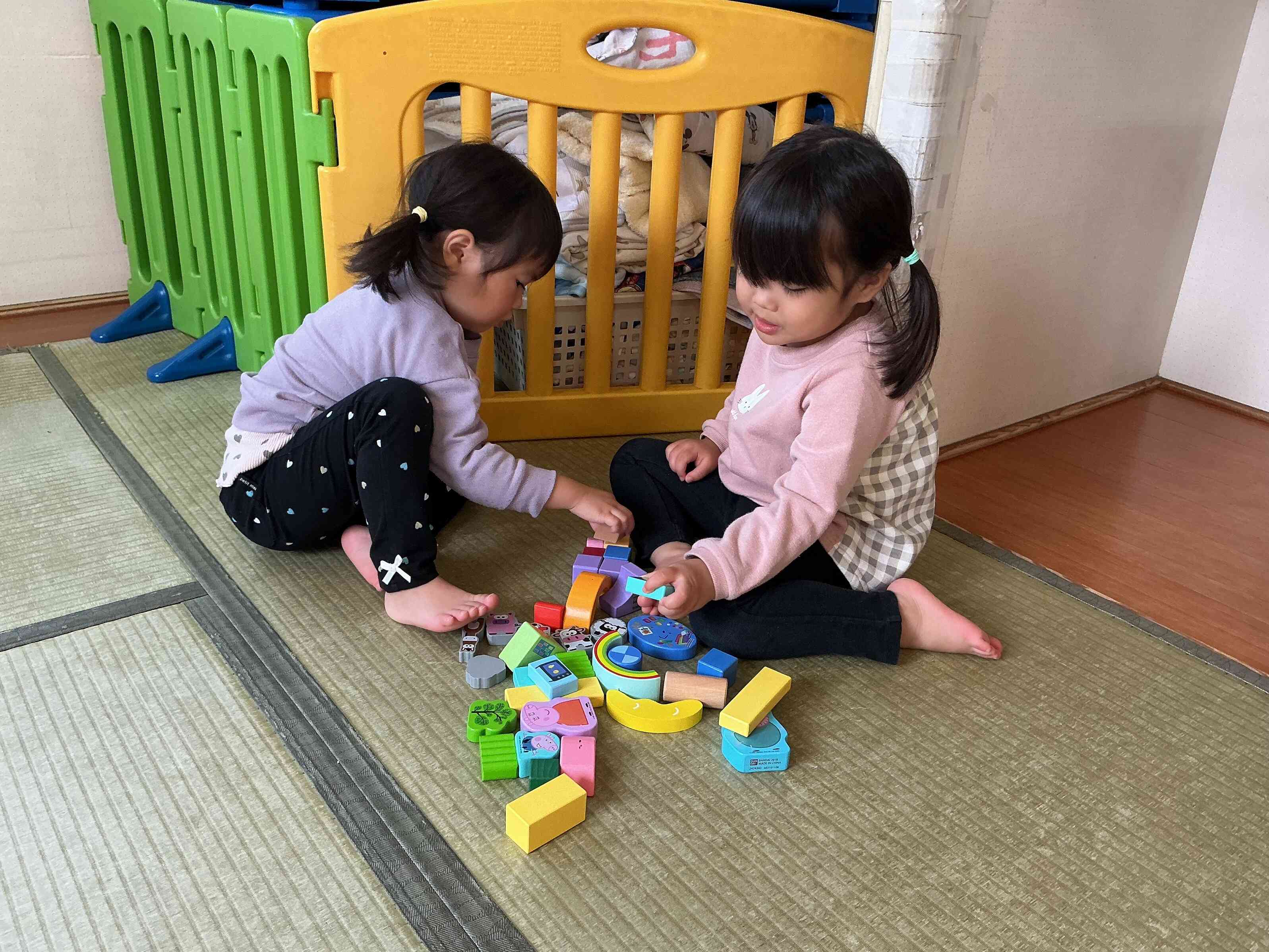 「なにつくる~?」お友だちと一緒につくりますよ。