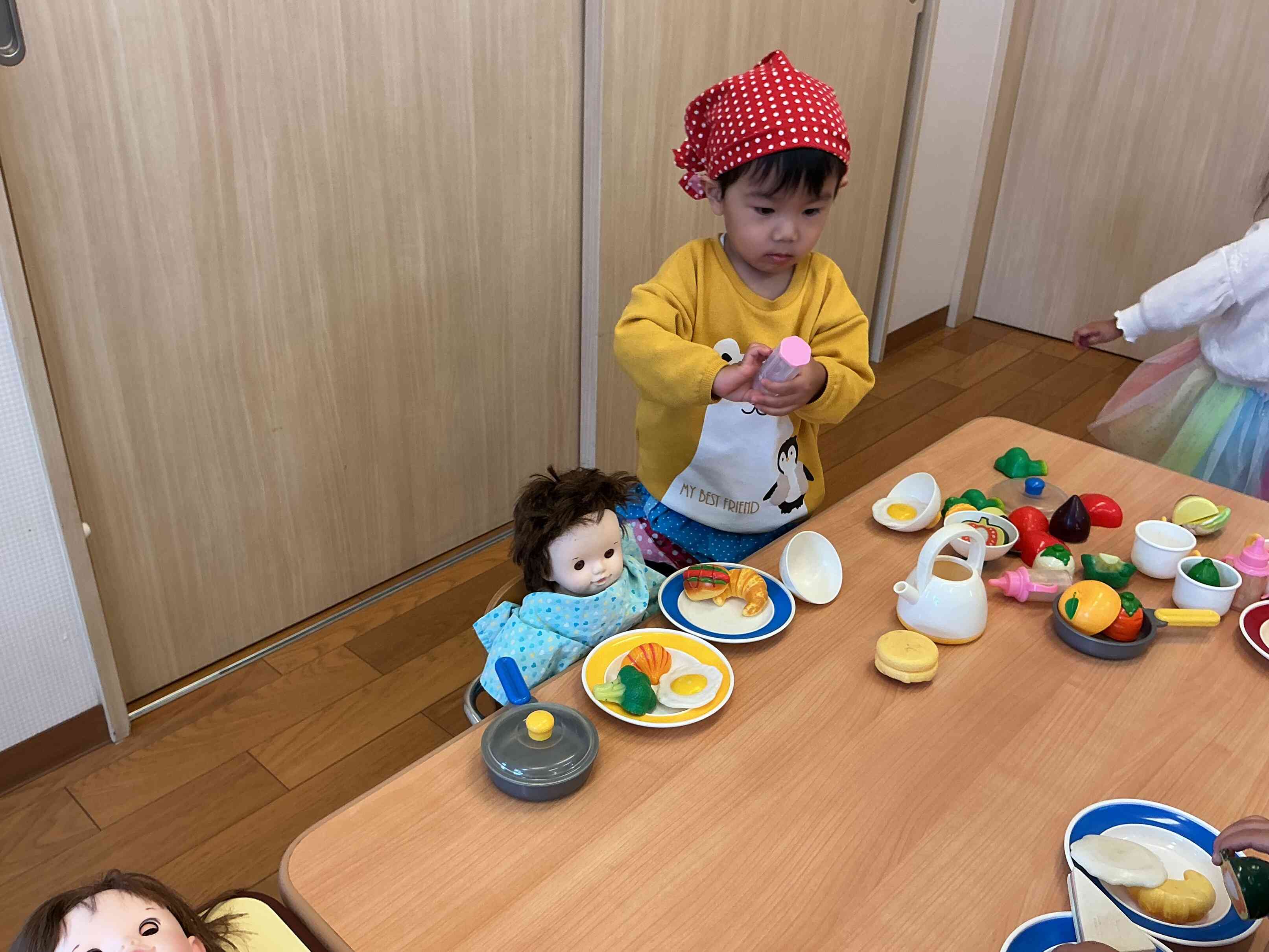 小さな可愛いパパは、ポポちゃんにご飯を食べさせてあげますよ~。