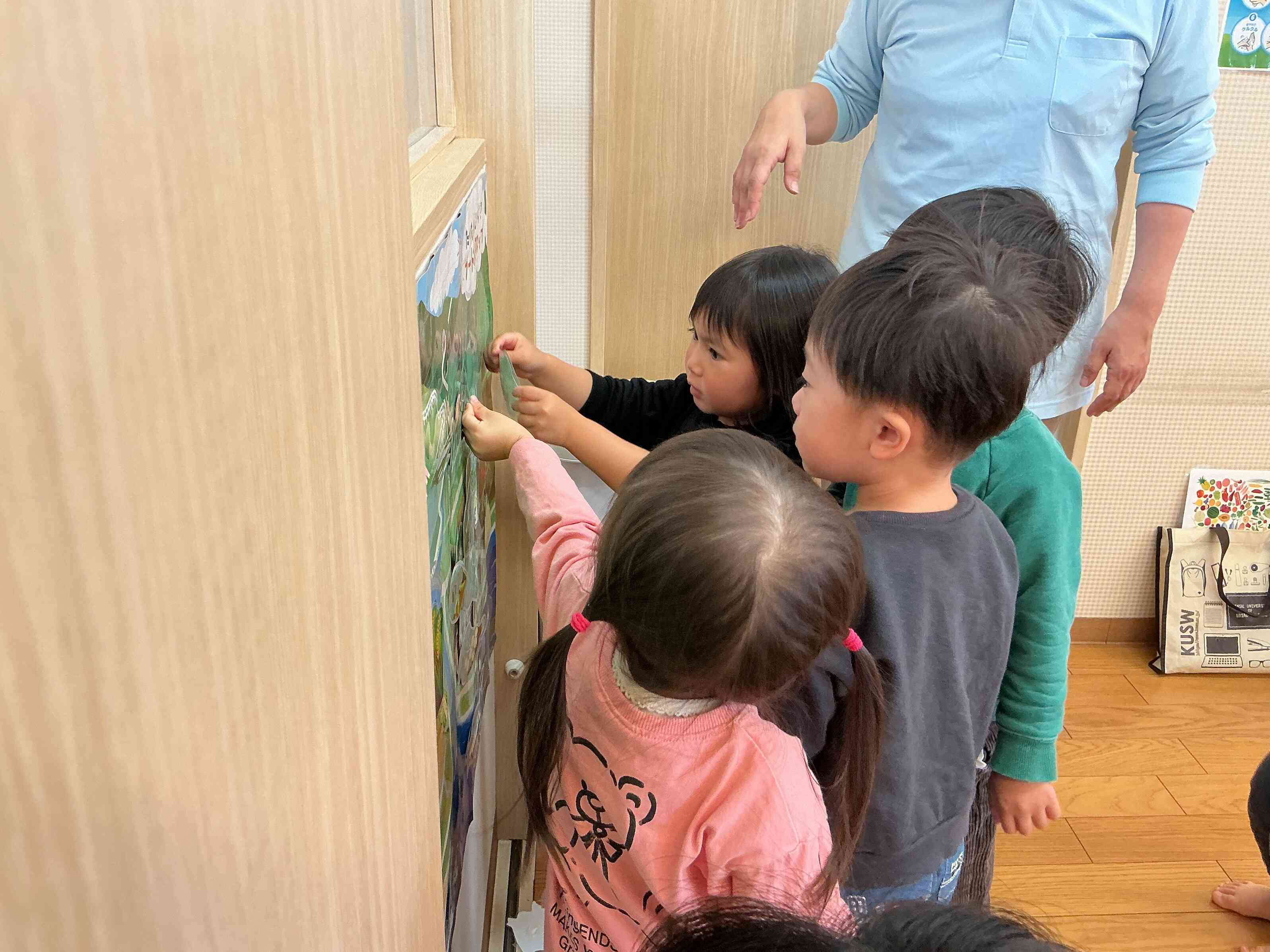 フードマップで遊ぶうさぎぐみさん（2歳児）。