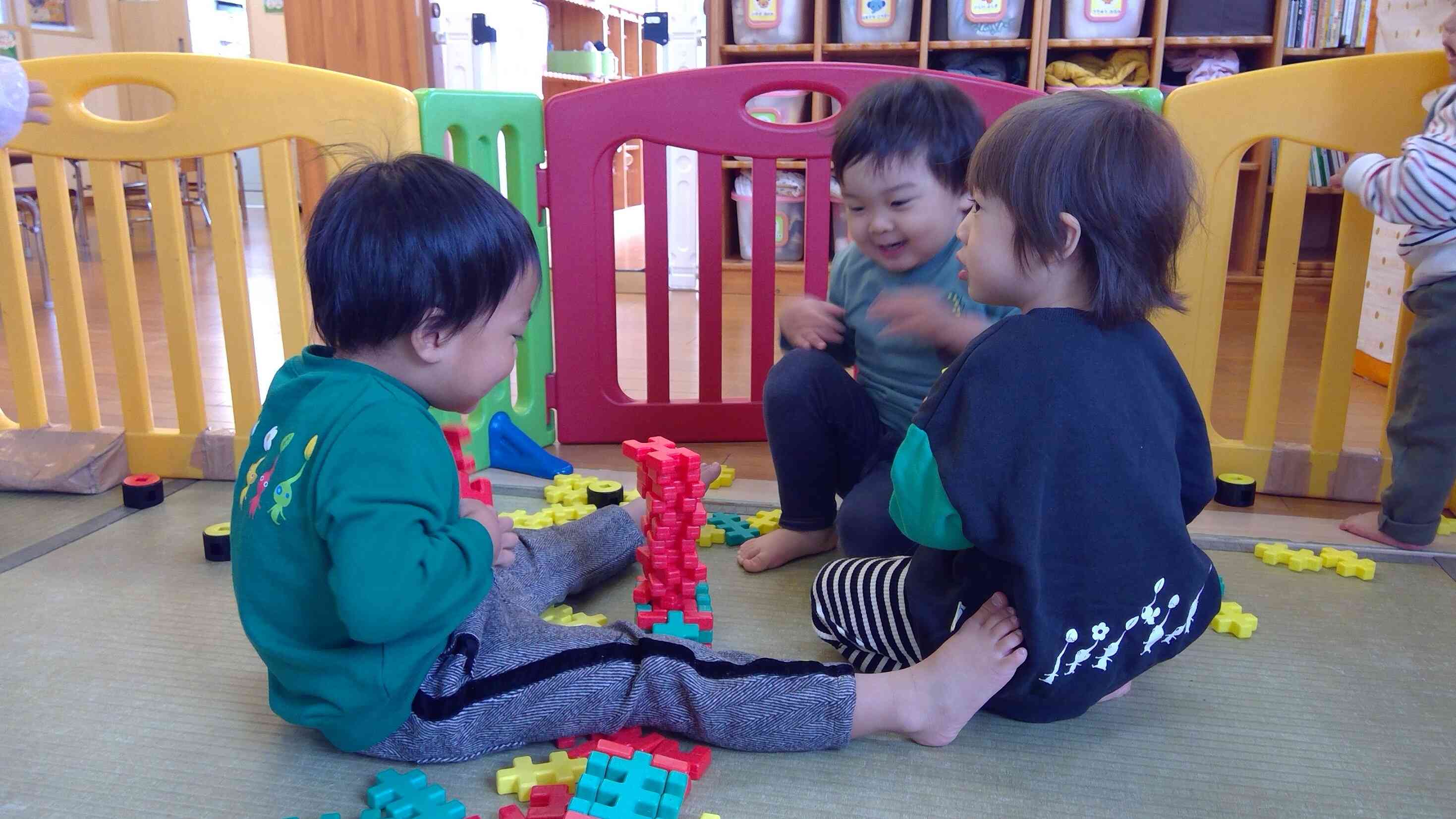 おともだちと一緒に一つ一つ組み合わせ、どんどん大きくなっていくのをみんなで大喜びです。