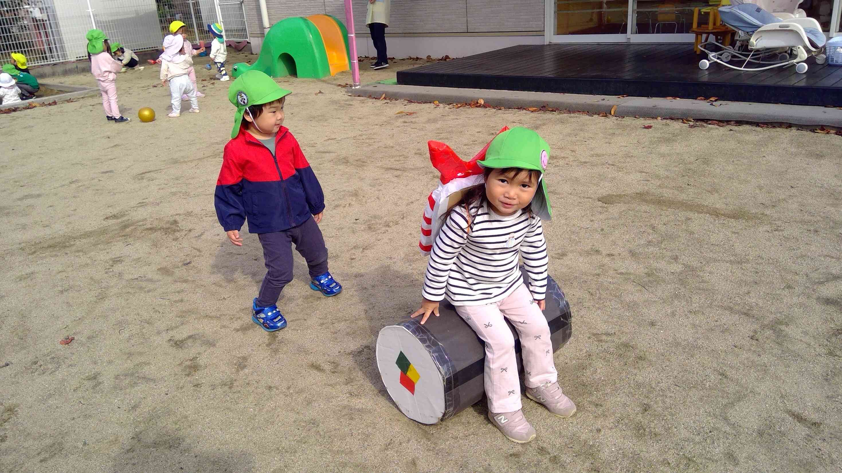 巻きずしに座ってニコッ。