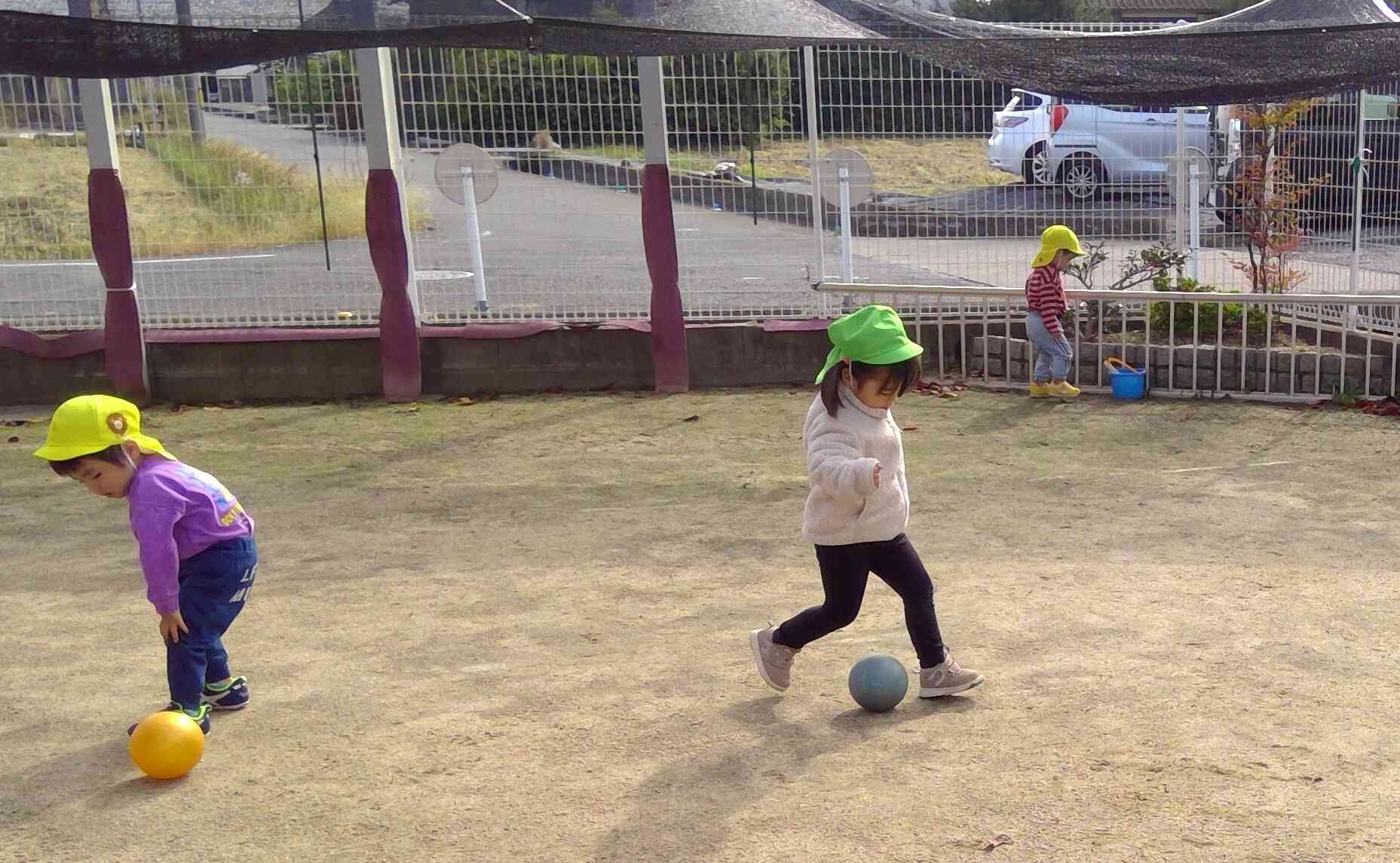 園庭を思いっきり走ってキーック。