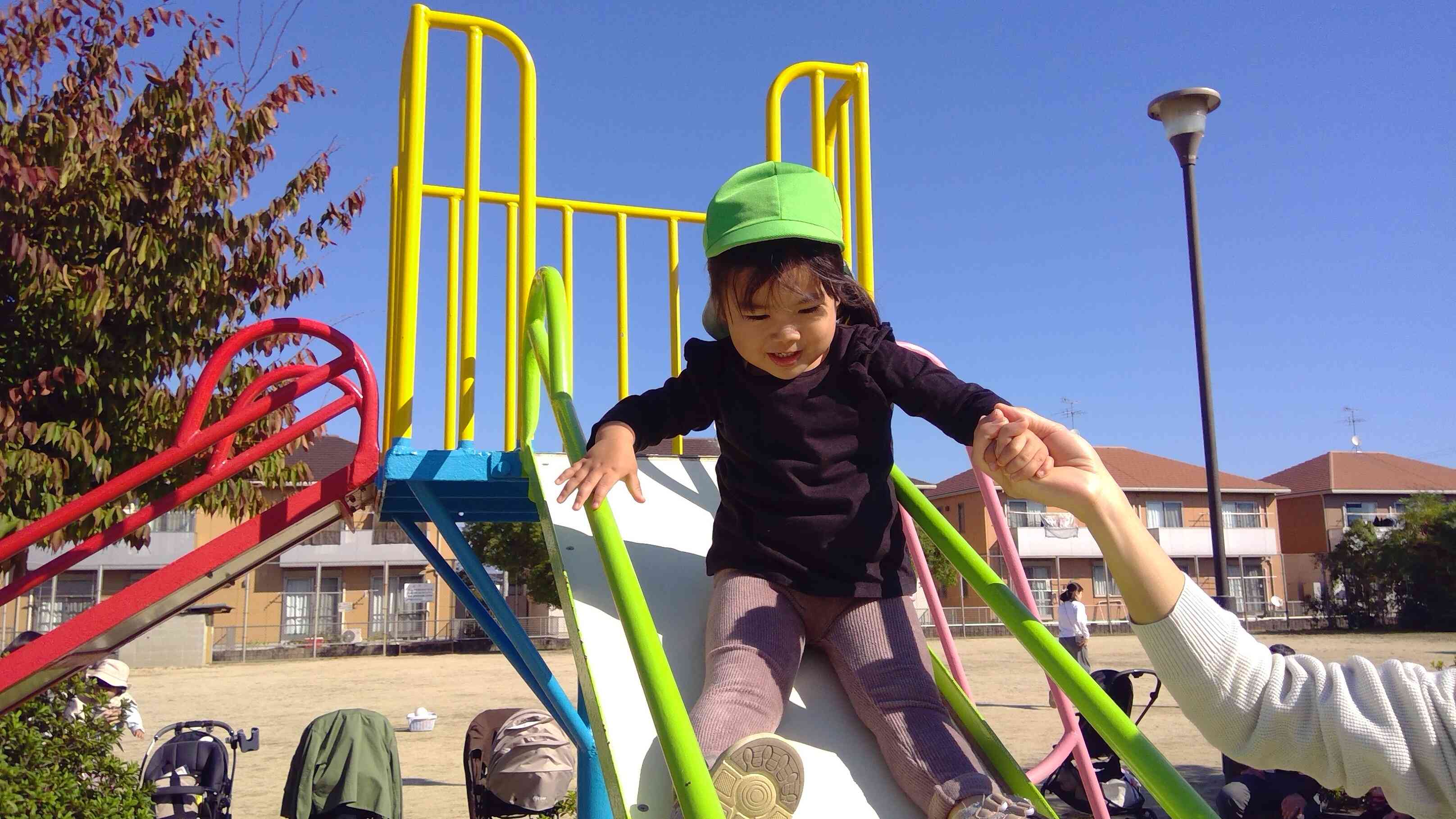 大好きなパパに手を握ってもらって滑り台にチャレンジ。